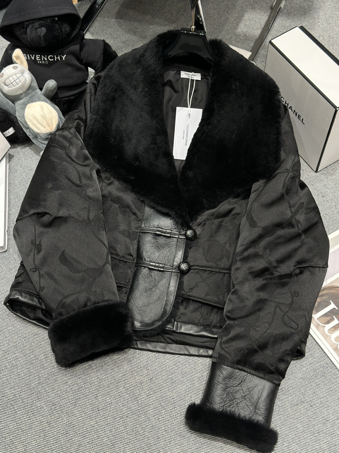 NO:636329,——TB—— 2025 new autumn and winter fur integrated goose down jacket. The collar and cuffs are made of merino wool imported from Australia. The large lapel design is warm and fashionable. It uses horn buttons and is super textured. SMLXl, Thom Browne-clothing, thom browne, alexander wang19860909——TB——2025秋冬新款拼皮毛一体鹅绒服, 领口和袖口采用澳洲进口美丽诺羊毛皮毛一体,大翻领设计,保暖又时髦,选用牛角扣,超有质感.SMLXl,汤姆布朗-服装,thom browne,alexander wang,Women's clothing