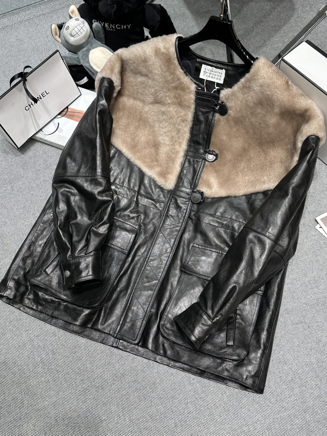 NO:624734,Comes with dust bag - Maison Margiea* - 2025 autumn and winter new leather down, made of sheepskin distressed lamb wool splicing, leather buckle design, full of retro feel!  Liner filled with 90 white goose down, SMLXL,, down jacket, sheepskin, alexander wang19860909配防尘袋——Maison Margiea*——2025秋冬新款皮羽绒,采用绵羊皮做旧工艺羊羔毛拼接,皮扣设计,复古感十足！内胆填充90白鹅绒,SMLXL,,down jacket,sheepskin,alexander wang,Women's clothing