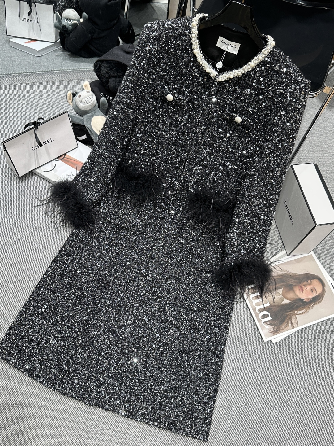 NO:624742,——CHANE*——2025 autumn and winter new Xiaoxiang style coat, Xiaoxiang show style high-end customized series, sequined tweed, sparkling and eye-catching!  Pearl-trimmed round neck with bead buttons, retro and elegant. Pockets and cuffs decorated with ostrich feathers, playful and fashionable. SML,,chanel,jackets & coats,alexander wang19860909——CHANE*——2025秋冬新款小香风大衣外套,小香秀场款高端定制系列,亮片粗花呢,闪耀吸睛！珍珠镶边圆领珠珠扣,复古优雅.口袋和袖口驼鸟毛装饰,俏皮又时髦.SML,,chanel,jackets & coats,alexander wang,Women's clothing