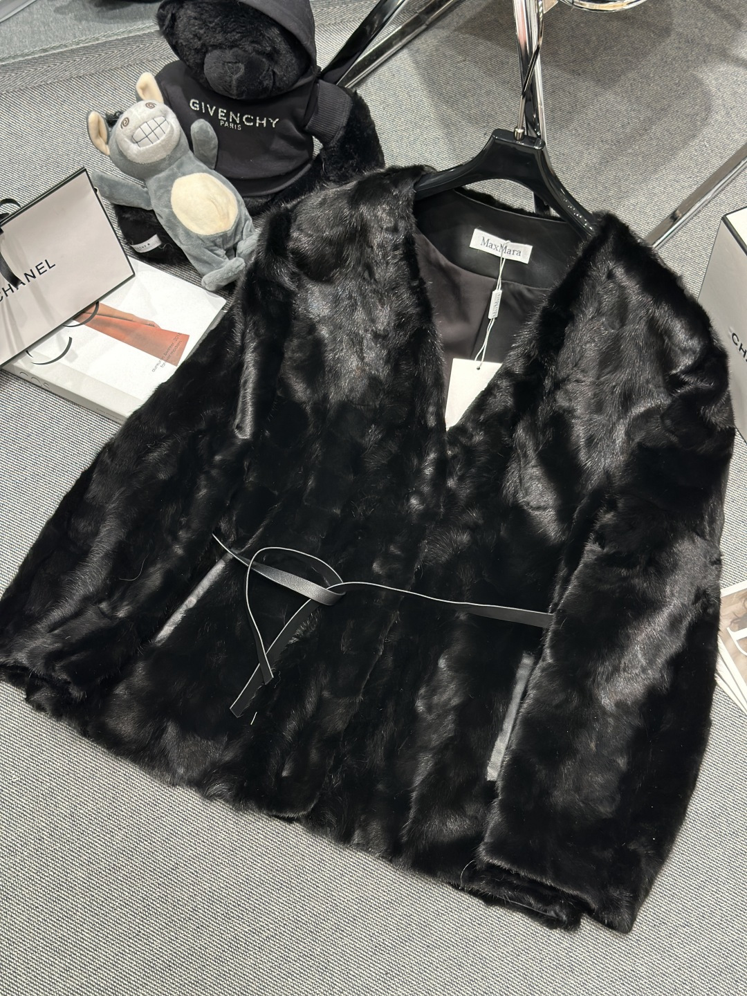 NO:624721,Equipped with dust bag - MAX MAR* - 2025 autumn and winter new mink jacket, made of imported mink, fully stitched in a wavy pattern, with V-neck sheepskin belt accessories, the upper body is gentle and elegant, and very slim. SMLXL is priced in volume,, jackets & coats, sheepskin, alexander wang19860909配防尘袋——MAX MAR*——2025秋冬新款水貂外套,采用进口水貂,呈波浪纹全抽工艺拼接而成,V领版型绵羊皮腰带配饰,上身温柔大气,非常显瘦.SMLXL跑量价,,jackets & coats,sheepskin,alexander wang,Women's clothing