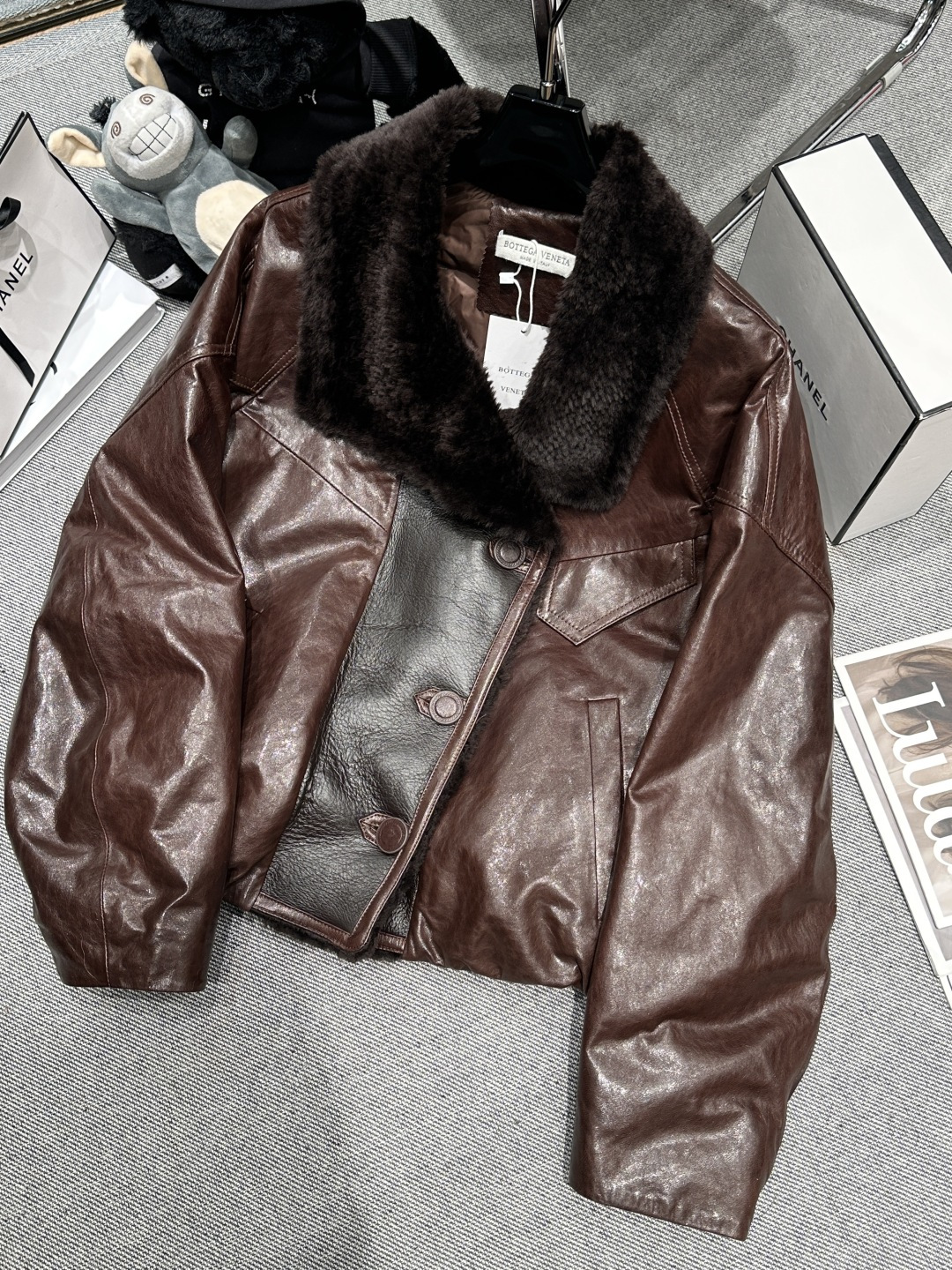 NO:624732,Comes with dust bag - BV - 2025 autumn and winter new large lapel leather down, sheepskin material is soft and oily, Lagon fur collar leather buckle design, retro and fashionable, filled with 90 white goose down size S-XL,,bottega veneta,down jacket,alexander wang19860909配防尘袋 ——BV——2025秋冬新款大翻领皮羽绒,绵羊皮材质柔软油润,拉贡毛领皮扣设计,复古又时髦,填充90白鹅绒码数S-XL,,bottega veneta,down jacket,alexander wang,Women's clothing