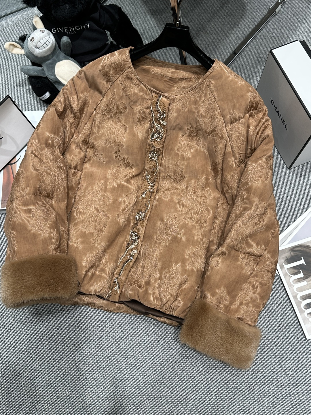 NO:624729,Equipped with dust bag - National style series* - 2025 autumn and winter new style new Chinese style mink goose down jacket, heavy embroidered jacquard fabric, full of Chinese charm cuffs spliced ​​with imported mink fur, liner filled with 90 white goose down, SMLXL,, alexander wang19860909配防尘袋——国风系列*——2025秋冬新款新中式拼水貂鹅绒服,重工刺绣提花面料,满满的中式韵味袖口拼接进口水貂毛,内胆填充90白鹅绒,SMLXL,,alexander wang,Women's clothing