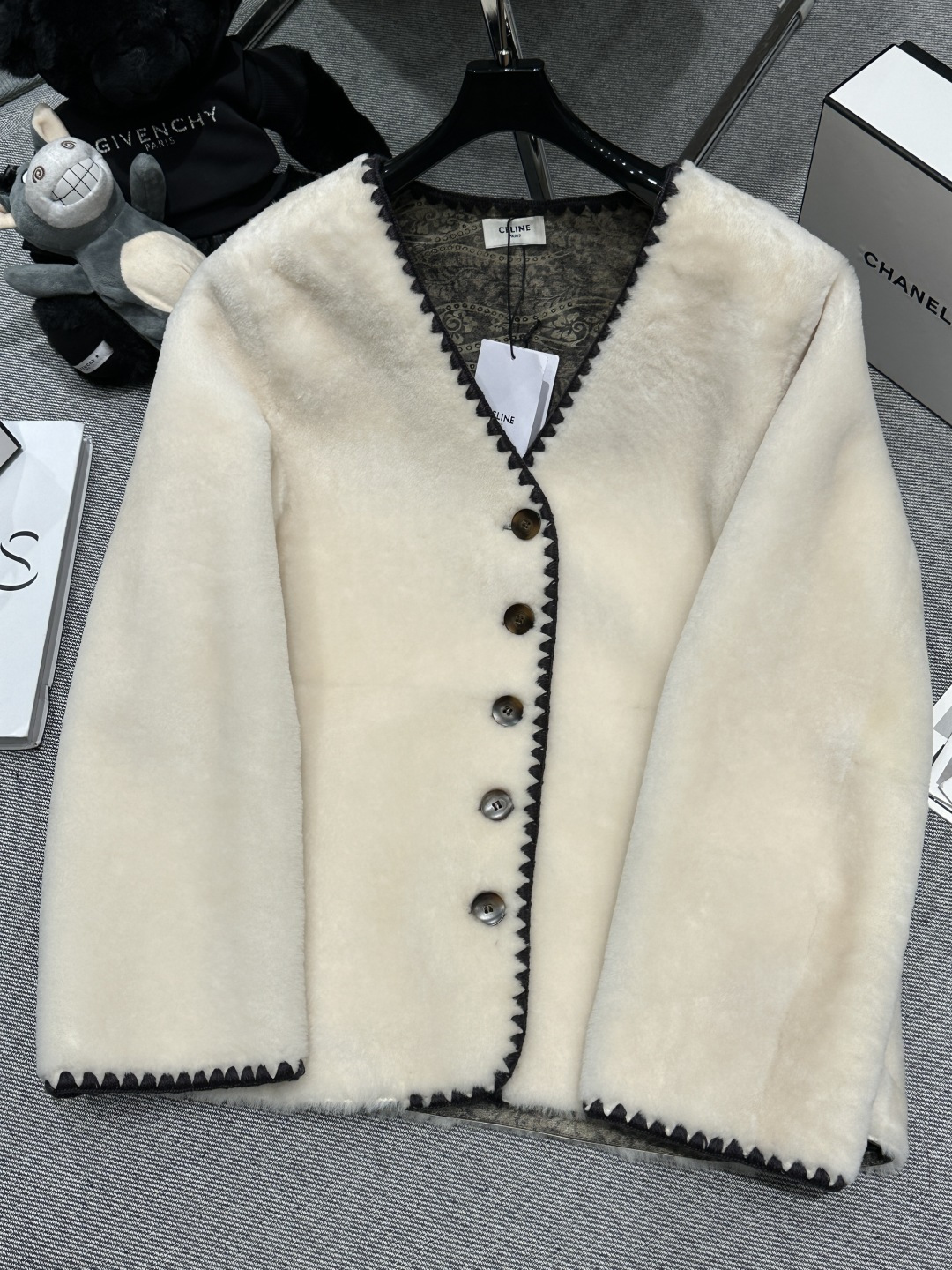 NO:625619,Comes with dust bag - Celin* - 2025 autumn and winter new fur one-piece jacket, using imported merino fur one-piece jacket, super good fit, two-wear. The other side has a geometric pattern, full of retro feel, the edges are made of dogtooth embroidery, exquisite and three-dimensional, the upper body is super slim, not bloated at all, SMLXL,,celine,jackets & coats,alexander wang19860909配防尘袋——Celin*——2025秋冬新款皮毛一体外套,采用进口美利奴皮毛一体外套,版型超级好,两穿.另一面几何花纹,复古感满满,边缘采用狗牙绣花,精致立体,上身超级显瘦,一点都不臃肿,SMLXL,,celine,jackets & coats,alexander wang,Women's clothing