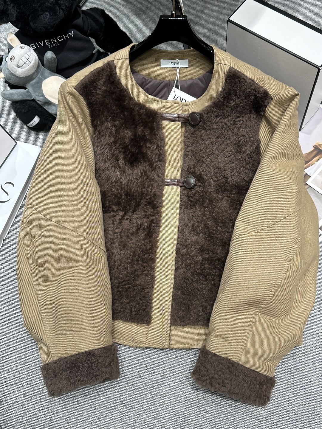 NO:625612,Equipped with dust bag - LOEW* - 2025 autumn and winter new wool down jacket, chest cuffs with French imported Lagon wool, leather LOGO label on the back, 90 white goose down, size S-XL,, loewe, down jacket, alexander wang19860909配防尘袋——LOEW*——2025秋冬新款拼羊毛羽绒服,胸前袖口拼法国进口拉贡羊毛,后背皮质LOGo贴标,90白鹅绒,码数S-XL,,loewe,down jacket,alexander wang,Women's clothing