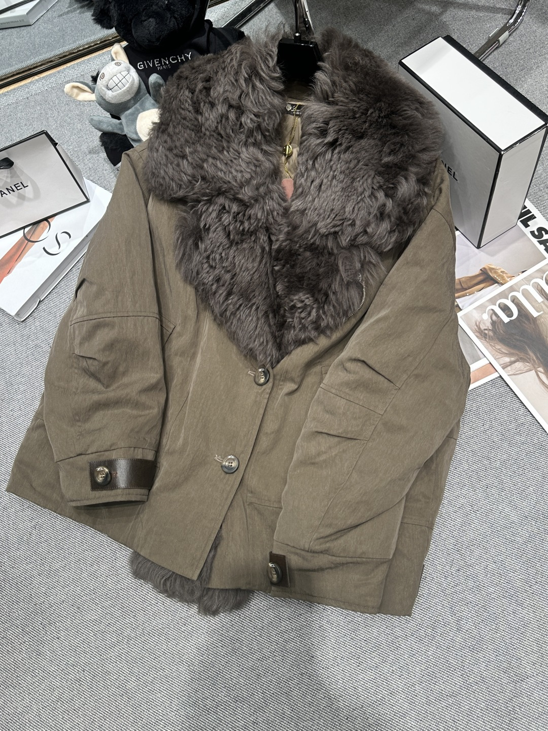 NO:627800,Equipped with dust bag - LP - new autumn and winter wool collar goose down jacket, the collar is made of imported Mosna wool collar, which is detachable, and the hair flow is super good. Large lapel design, leather cuff buttons on the cuffs, high-end texture, excellent warmth retention, filled with 90 white goose down inside, S-L,, loro piana, alexander wang19860909配防尘袋——LP——秋冬新款羊毛领鹅绒服,领口采用进口莫斯纳羊毛领可拆卸,毛流感超级好.大翻领设计,袖口真皮袖扣,质感高级,保暖性极佳内里填充90白鹅绒,S-L,,loro piana,alexander wang,Women's clothing