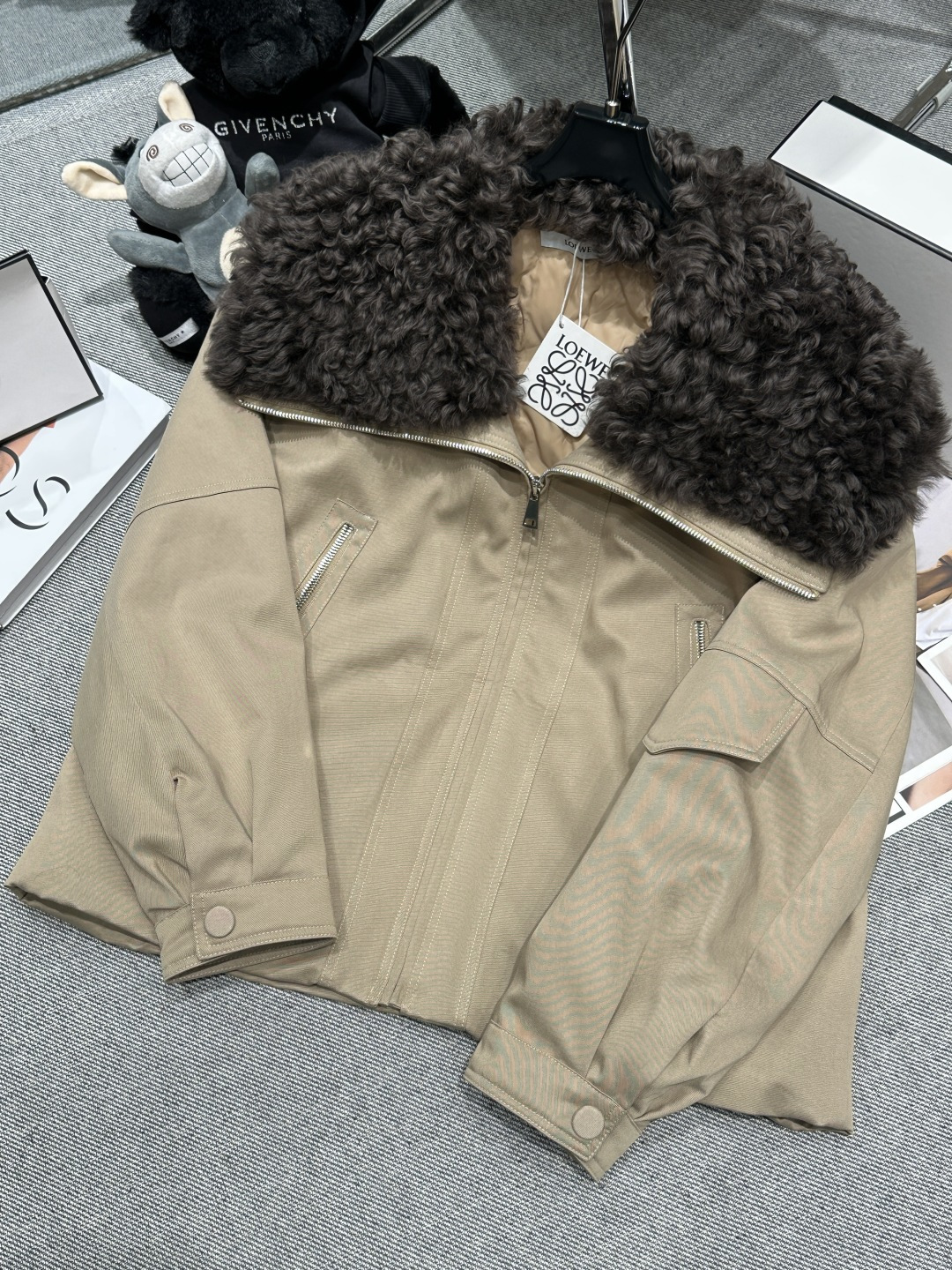 NO:627808,Equipped with dust bag - LOEW* - new autumn and winter wool collar parka goose down jacket, the collar is made of small lake sheep fur, retro and fashionable. Loose style diagonal pockets with exposed zippers, 90 white goose down, size S-XL,, loewe, sheepskin, alexander wang19860909配防尘袋——LOEW*——秋冬新款羊毛领派克鹅绒服,领口采用小湖羊皮毛复古又时髦.宽松版型斜口袋明拉链,90白鹅绒,码数S-XL,,loewe,sheepskin,alexander wang,Women's clothing