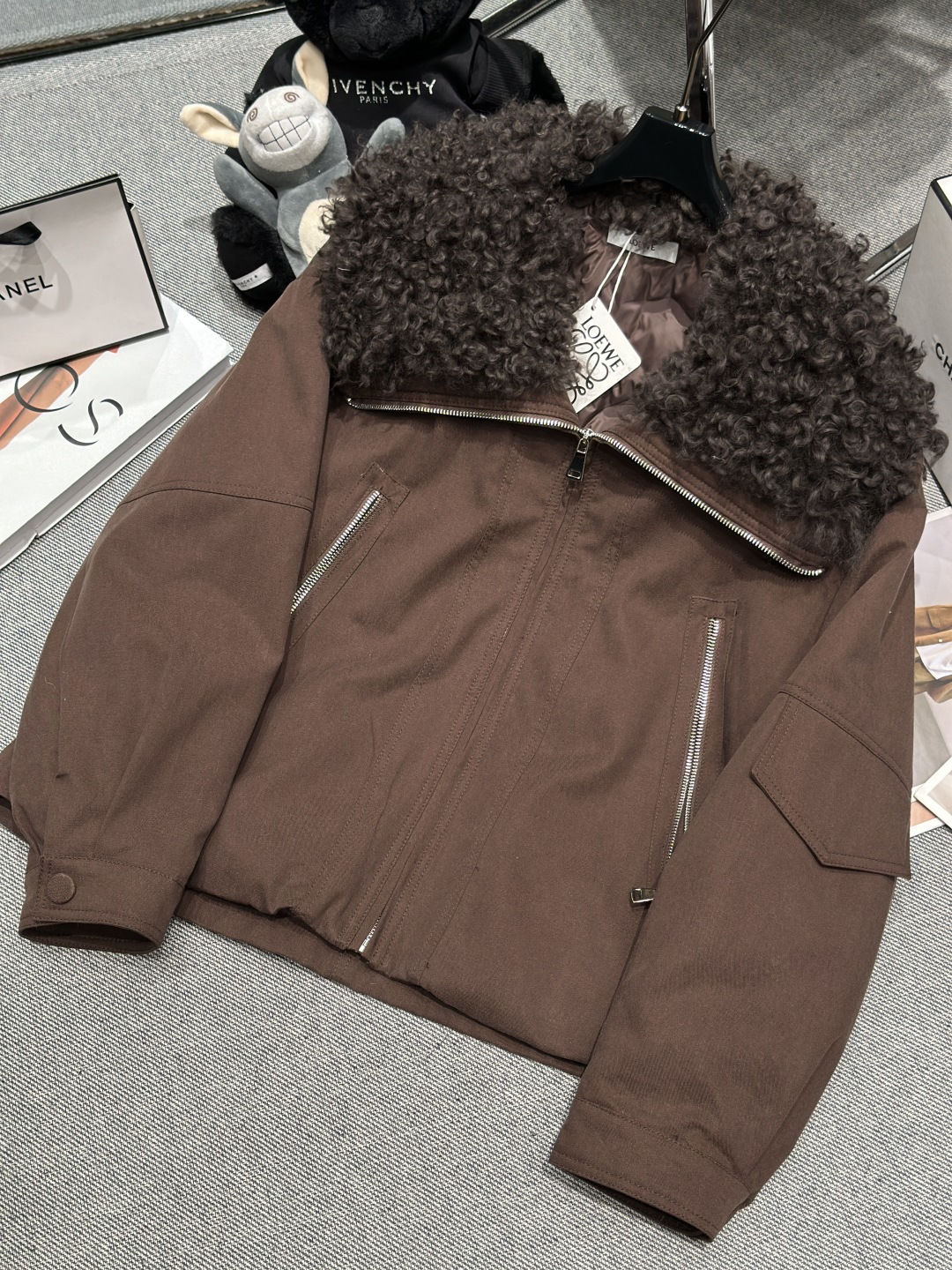 NO:637361,——LOEW*——2025 new autumn and winter wool collar parka goose down jacket, the collar is made of small lake sheep fur, retro and fashionable. Loose version, diagonal pockets with exposed zippers, 90 white goose down, size S-XL, Loewe-clothing, loewe, loewe, sheepskin, alexander wang19860909——LOEW*——2025秋冬新款羊毛领派克鹅绒服,领口采用小湖羊皮毛复古又时髦.宽松版型斜口袋明拉链,90白鹅绒,码数S-XL,罗意威-服装,loewe,loewe,sheepskin,alexander wang,Women's clothing