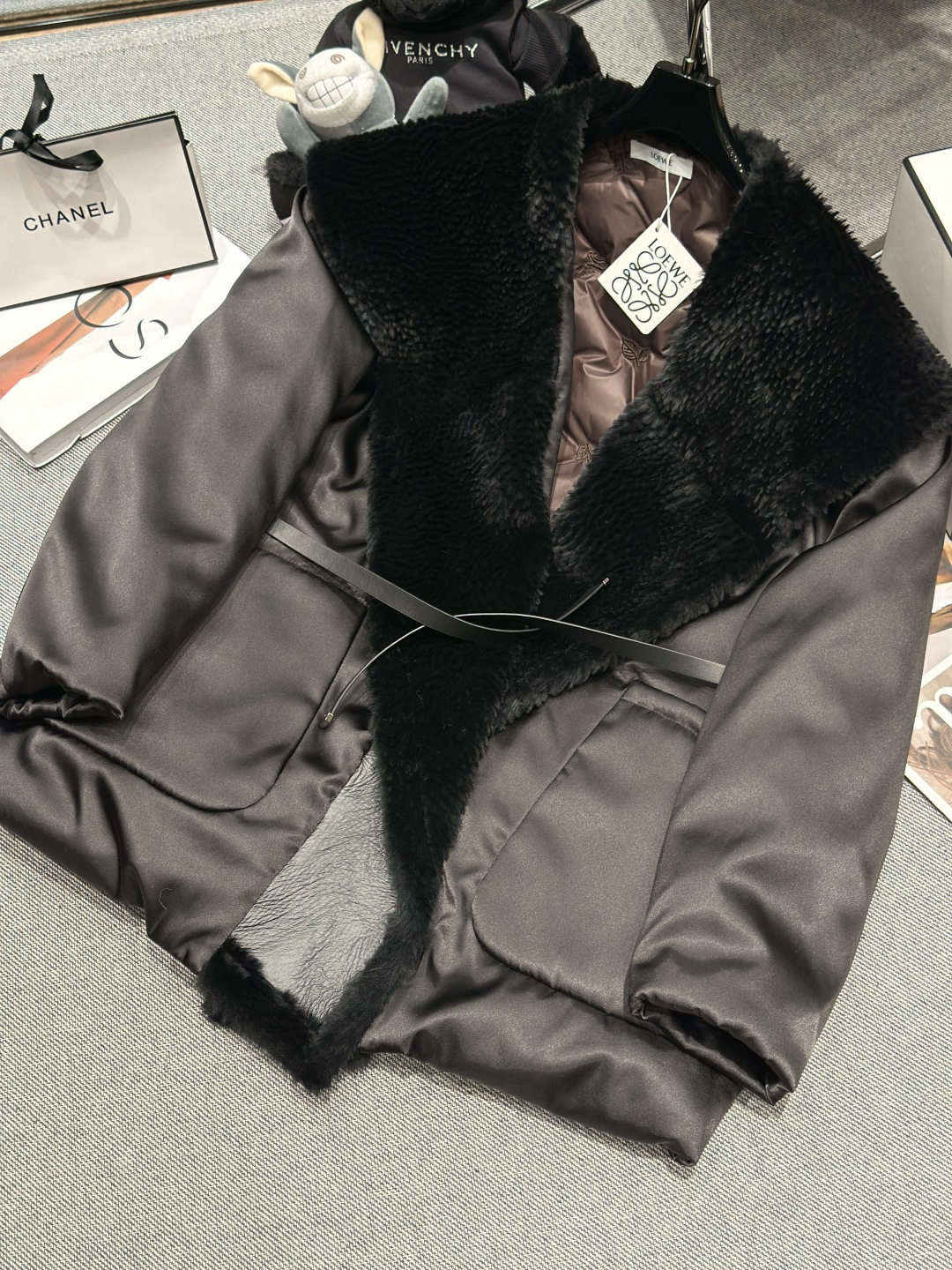 NO:627792,Comes with dust bag - LOEW* - new autumn and winter wool collar goose down jacket, large lapel design using Lagon sheep fur imported from France, leather LoGO label on the back, body with leather belt, mulberry silk blended satin material, low-key luxury perspective effect. 90 white goose down, size S-XL,, loewe, sheepskin, alexander wang19860909配防尘袋——LOEW*——秋冬新款羊毛领鹅绒服,大翻领设计采用法国进口拉贡羊皮毛,后背皮质LoGO贴标,衣身搭配真皮腰带,桑蚕丝混纺缎面材质,低调奢华的视角效果.90白鹅绒,码数S-XL,,loewe,sheepskin,alexander wang,Women's clothing