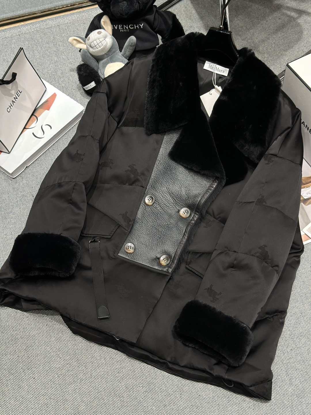 NO:627821,Comes with dust bag - MaxMar* - New autumn and winter fur integrated goose down jacket, with large lapel double-breasted design, the fabric is made of silk wool with embroidered puppy pattern, the collar is integrated with lamb fur, the overall style is simple and elegant, filled with 90 white goose down, size S-XL,, alexander wang19860909配防尘袋——MaxMar*——秋冬新款皮毛一体鹅绒服,采用大翻领双排扣设计,面料选用丝毛锻小狗提刺绣图案,领子采用羊羔毛皮一体,整体版型简约大气,填充90白鹅绒,码数S-XL,,alexander wang,Women's clothing