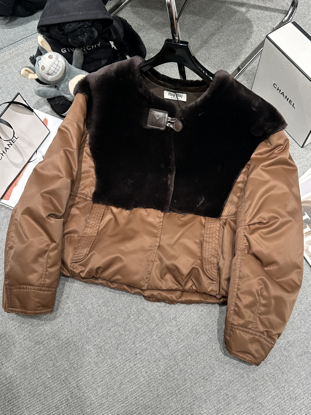 NO:627775,Comes with dust bag - MIUMI* - new autumn and winter spliced ​​wool down jacket, the upper body is made of merino wool imported from Australia, comfortable to wear and not bulky, with the brand's iconic leather buttons, sweet and cool girly feel, the lining is filled with 90 white goose down, SMLXL,, miumiu, down jacket, alexander wang19860909配防尘袋 ——MIUMI*——秋冬新款拼接羊毛羽绒服,上半身采用澳洲进口美利奴羊毛,穿着舒适不臃肿,搭配品牌标志性的真皮纽扣,甜酷少女感,内胆填充90白鹅绒,SMLXL,,miumiu,down jacket,alexander wang,Women's clothing