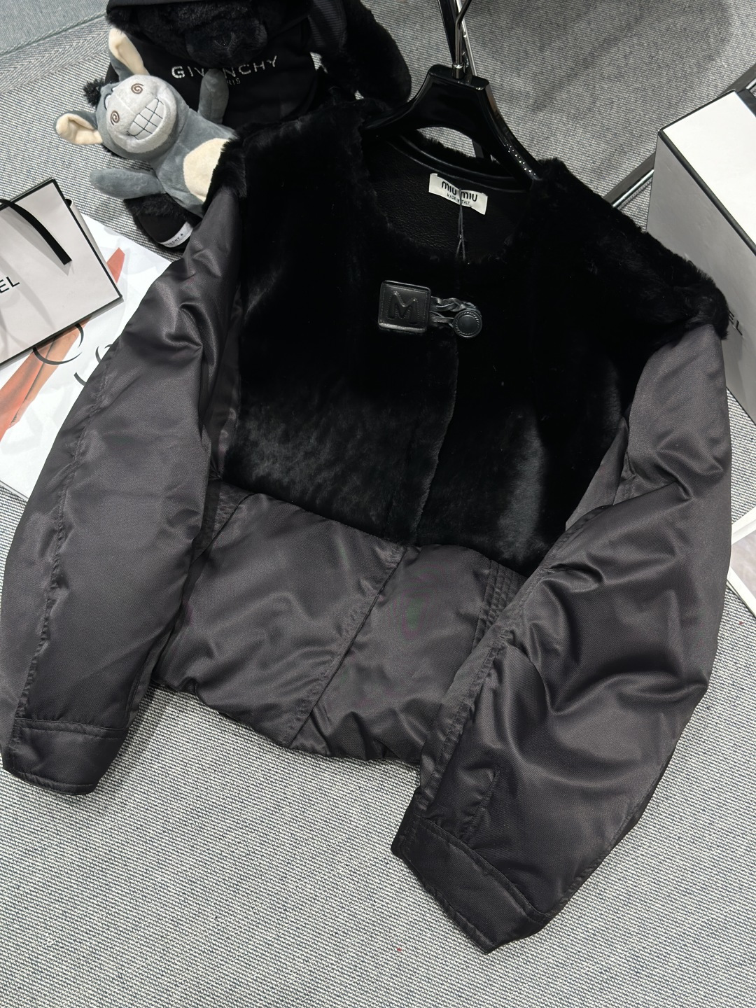 NO:627784,Equipped with dust bag - Celin* - new autumn and winter fur down jacket, spliced ​​with French imported Lagon fur, short version, showing body proportions. The liner is filled with 90 white goose down, SMLXL,, celine, down jacket, alexander wang19860909配防尘袋——Celin*——秋冬新款拼皮毛一体羽绒服,拼接法国进口拉贡皮毛一体,短款版型,显身材比例.内胆填充90白鹅绒,SMLXL,,celine,down jacket,alexander wang,Women's clothing