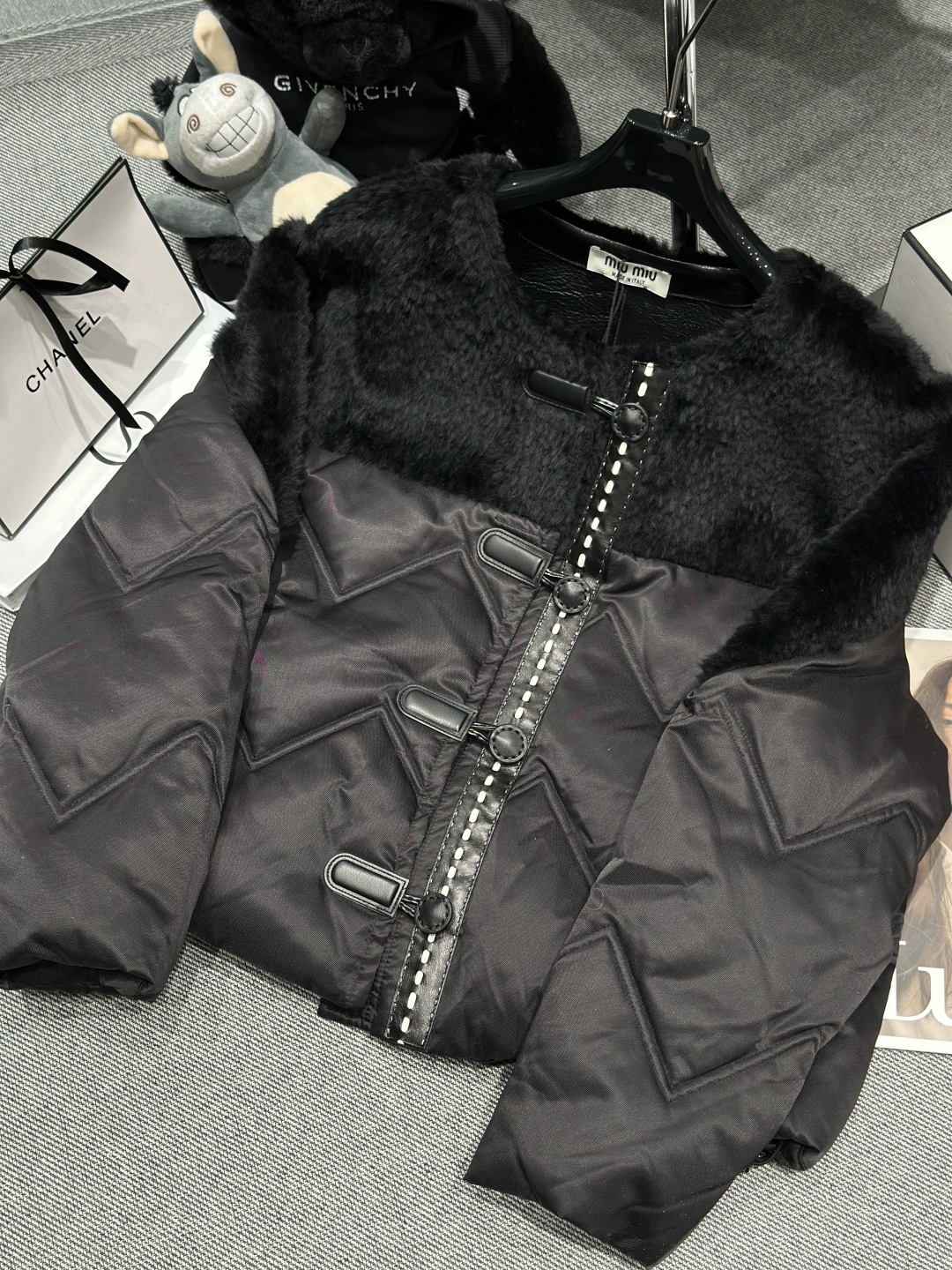 NO:649039,Equipped with dust bag - MIUMI* - 2025 autumn and winter new wool jacket has a super good fit and looks elegant, comfortable to wear and not bulky, the inner liner is filled with 90 white goose down, SMLXL,, miumiu, jackets & coats, alexander wang19860909配防尘袋——MIUMI*——2025秋冬新款羊毛外套版型超级好上身很显气质,穿着舒适不臃肿,内胆填充90白鹅绒,SMLXL,,miumiu,jackets & coats,alexander wang,Women's clothing