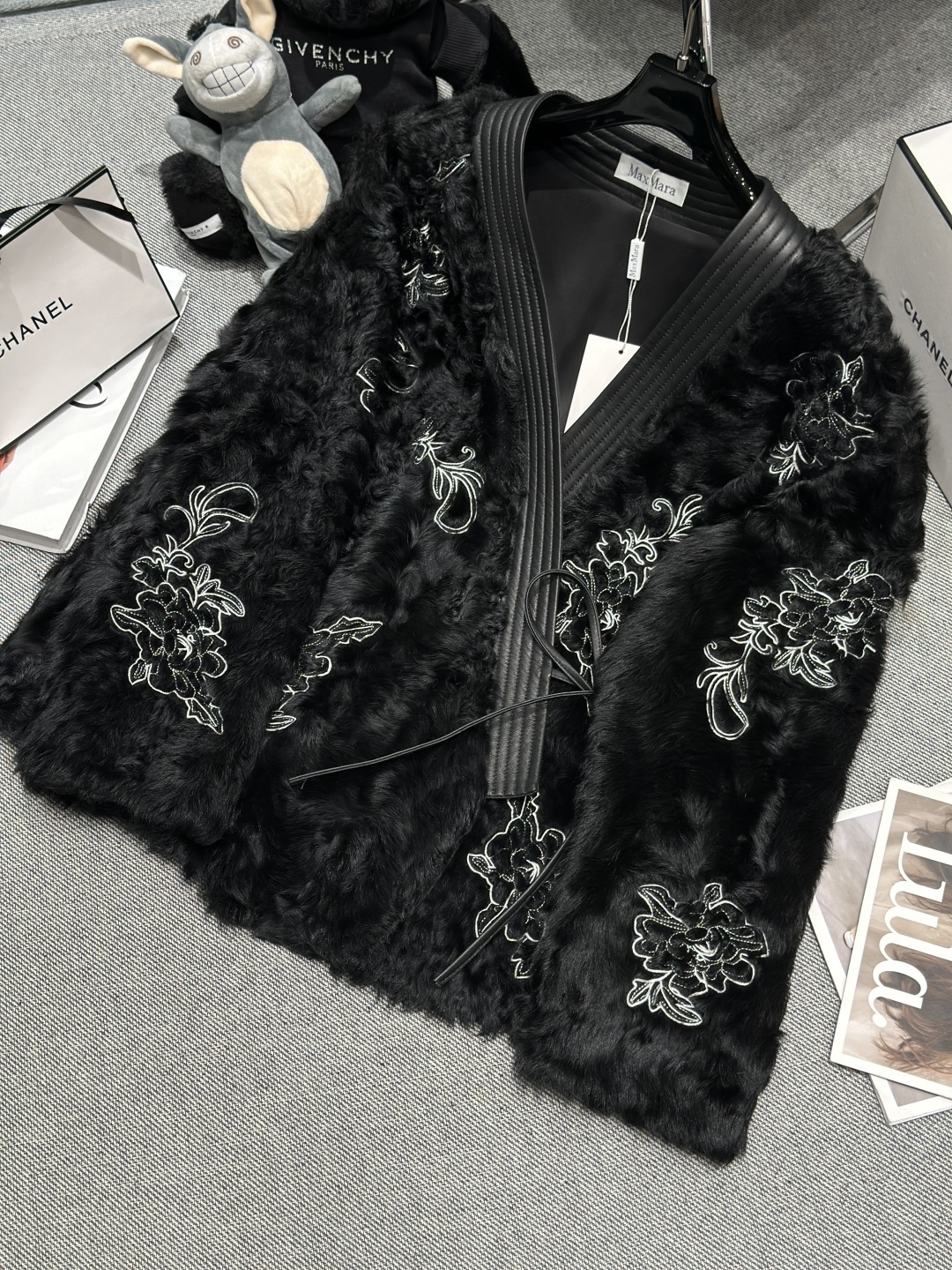 NO:628993,Equipped with dust bag - MAX MAR* - new autumn and winter small Hu sheep embroidered jacket, made of top quality small Hu sheep imported from Spain, V-neck belt design, slim and elegant SMLXL,, jackets & coats, alexander wang19860909配防尘袋——MAX MAR*——秋冬新款小湖羊刺绣花外套,采用西班牙进口顶级优质小湖羊,V领腰带设计,显瘦又有气质SMLXL,,jackets & coats,alexander wang,Women's clothing