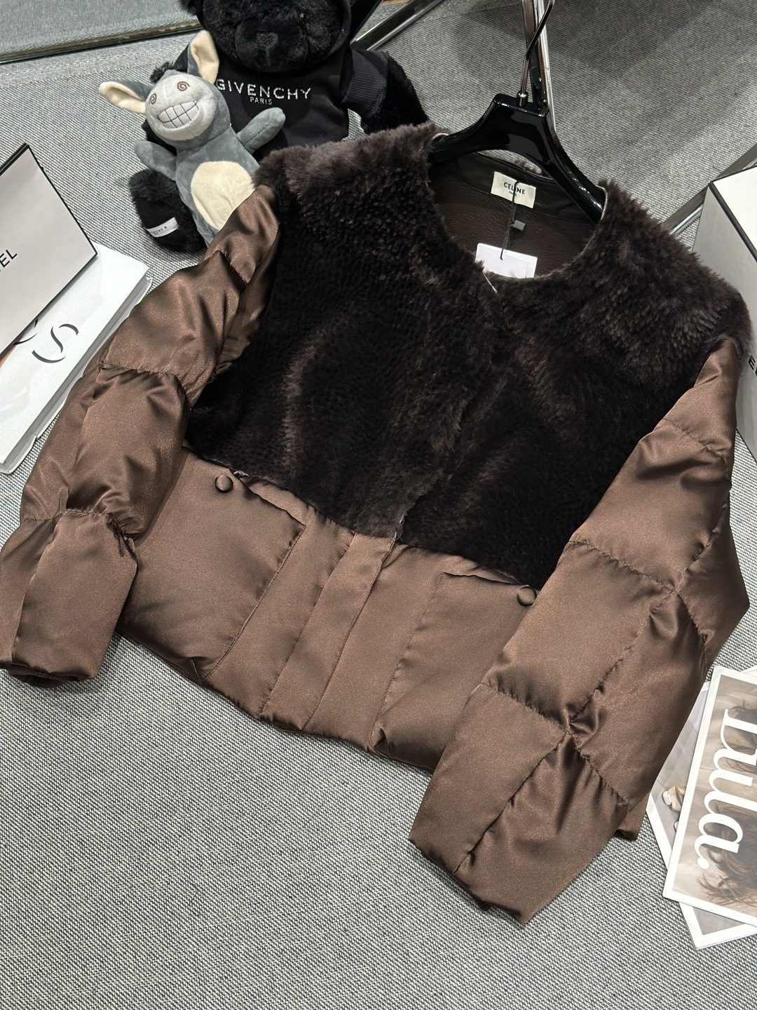NO:627814,Equipped with dust bag - Celin* - new autumn and winter fur down jacket, spliced ​​with French imported Lagon fur, short version, showing body proportions. The liner is filled with 90 white goose down, SMLXL,, celine, down jacket, alexander wang19860909配防尘袋——Celin*——秋冬新款拼皮毛一体羽绒服,拼接法国进口拉贡皮毛一体,短款版型,显身材比例.内胆填充90白鹅绒,SMLXL,,celine,down jacket,alexander wang,Women's clothing