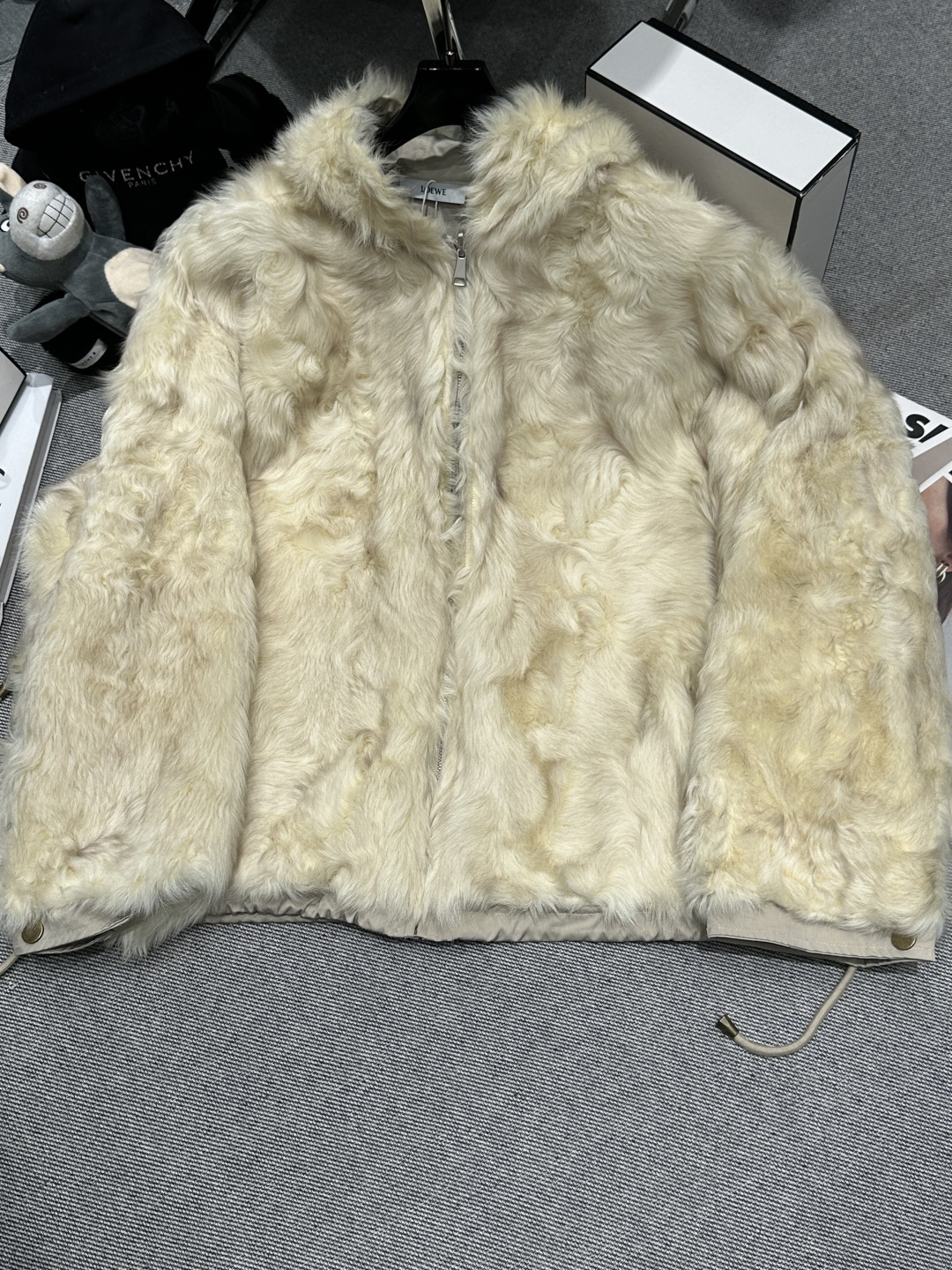 NO:628987,Equipped with dust bag - LOEW* - the new autumn and winter small lake sheep Tuscany, using top quality imported small lake sheep, fashionable style, zipper hood design, reversible and great looking, one piece of clothing can wear two styles, SMLXL,, loewe, hats, alexander wang19860909配防尘袋——LOEW*——秋冬新款小湖羊托斯卡纳,采用顶级优质进口小湖羊,版型时尚洋气,拉链连帽设计,俩面可穿上身巨好看,一件衣服穿出俩种风格,SMLXL,,loewe,hats,alexander wang,Women's clothing