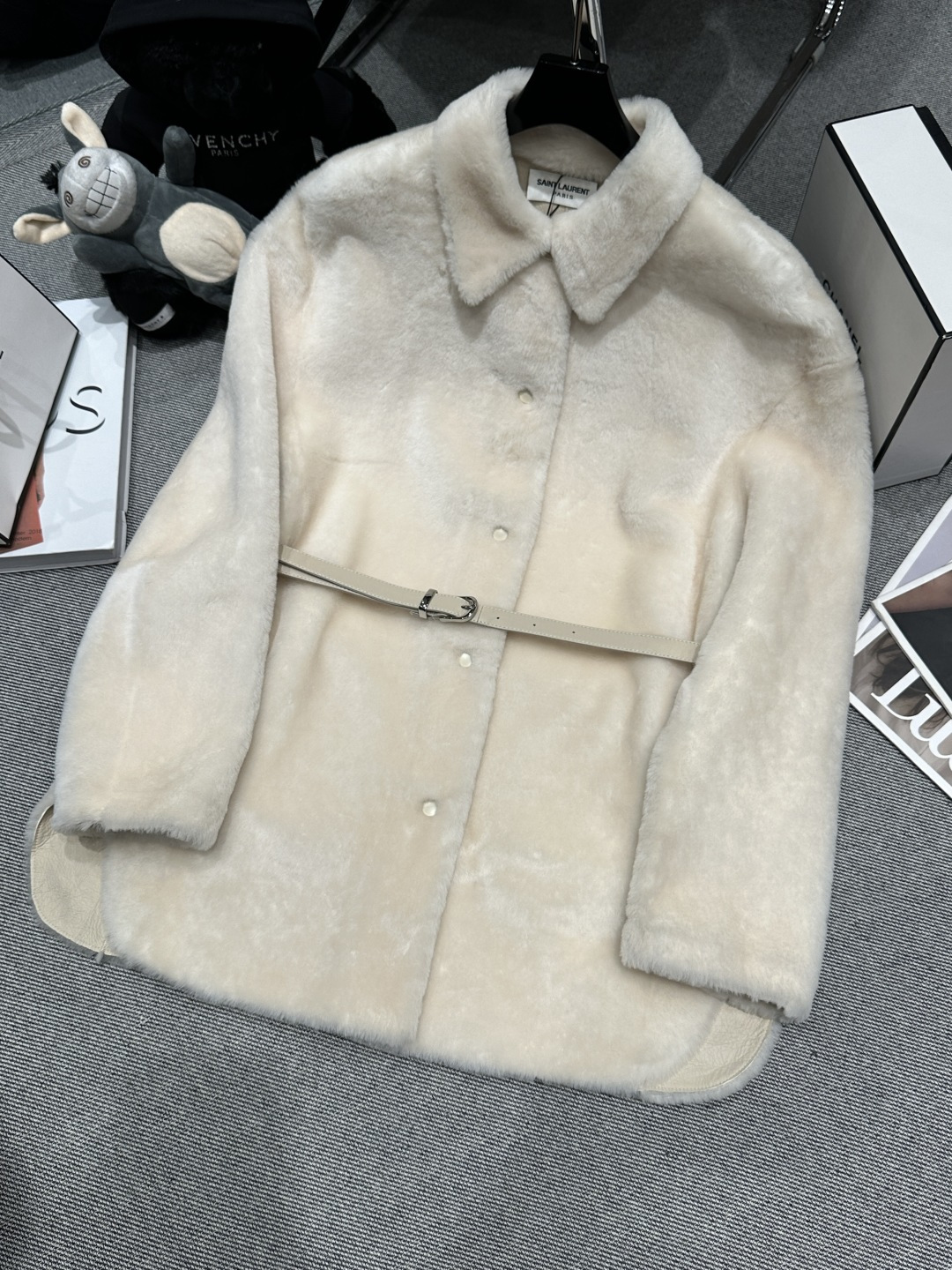 NO:628975,Equipped with dust bag - YSL - new autumn and winter fur all-in-one jacket, made of small lambskin imported from Spain, full of velvet feel!  The small lapel belt design makes the upper body full of lines,SMLXL,,saint laurent,jackets & coats,sheepskin,alexander wang19860909配防尘袋——YSL——秋冬新款皮毛一体外套,采用西班牙进口小胎羊皮,绒感十足！小翻领腰带设计上身线条感十足,SMLXL,,saint laurent,jackets & coats,sheepskin,alexander wang,Women's clothing