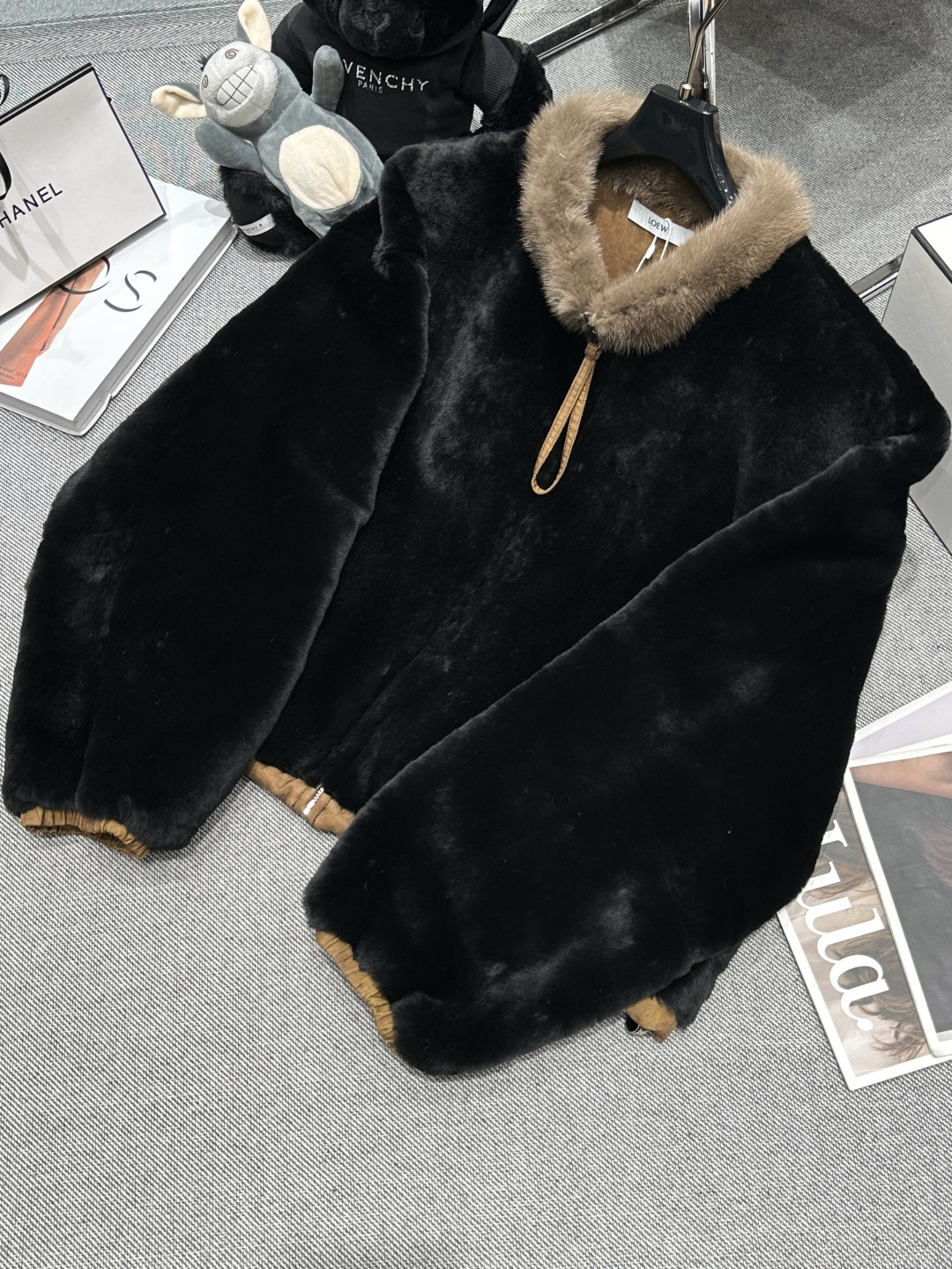 NO:629005,Equipped with dust bag - LOEW* - New fur all-in-one jacket for autumn and winter, made of merino sheep fur imported from Australia, mink round neck, reversible, zipper design for easy wearing, elastic cuffs and hem, soft and warm, super soft and beautiful upper body, size S-XL,, loewe, jackets & coats, sheepskin, alexander wang19860909配防尘袋——LOEW*——秋冬新款皮毛一体外套,采用澳洲进口美丽奴羊皮毛,水貂圆领双面穿,拉链设计方便穿搭,袖口和下摆弹性收口,柔软保暖,上身超温柔巨好看,码数S—XL,,loewe,jackets & coats,sheepskin,alexander wang,Women's clothing