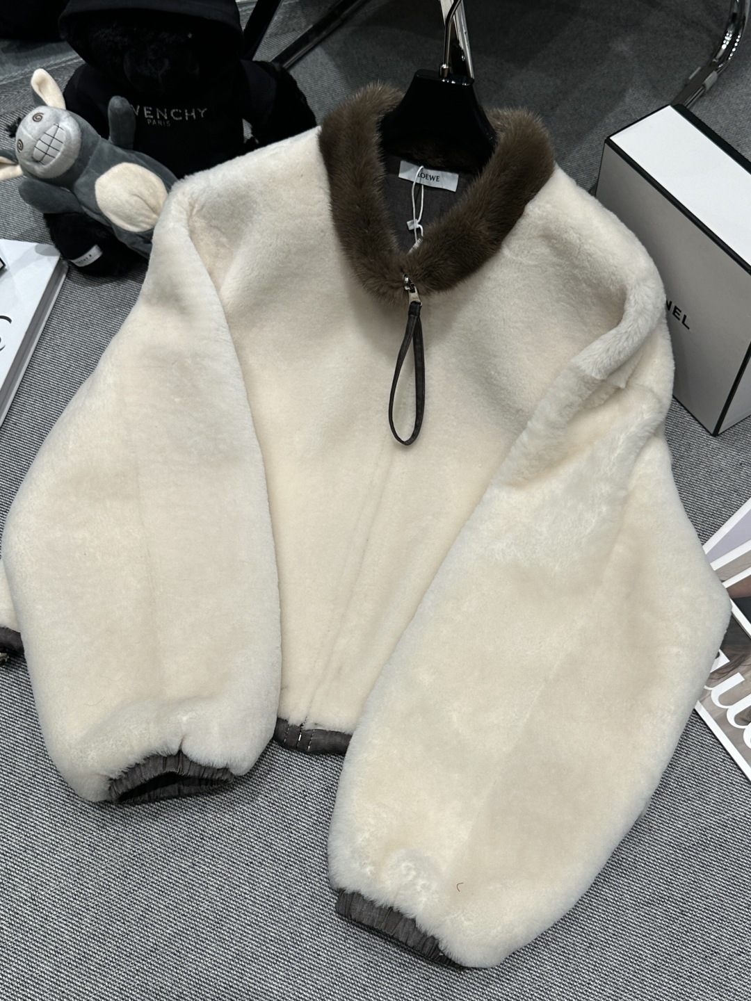 NO:628999,Comes with dust bag - LOEW* - new autumn and winter fur all-in-one jacket, made of merino sheep fur imported from Australia, mink round neck, double-wearable, zipper design for easy wearing, elastic cuffs and hem, soft and warm, super soft and beautiful upper body, size S-XL,, loewe, jackets & coats, sheepskin, alexander wang19860909配防尘袋 ——LOEW*——秋冬新款皮毛一体外套,采用澳洲进口美丽奴羊皮毛,水貂圆领双面穿,拉链设计方便穿搭,袖口和下摆弹性收口,柔软保暖,上身超温柔巨好看,码数S—XL,,loewe,jackets & coats,sheepskin,alexander wang,Women's clothing