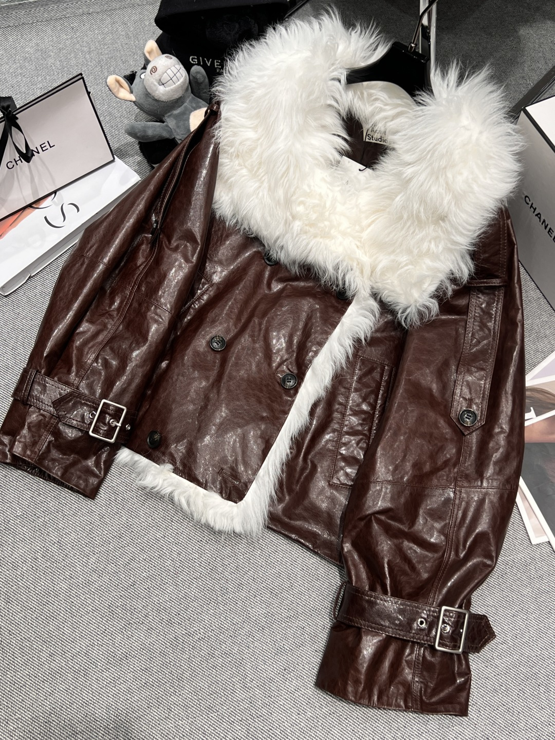 NO:648996,Equipped with dust bag - ACNE Studio* - 2025 autumn and winter new leather down, super hot style, large lapel lamb hair design, goatskin on the outside, 90 white goose down filling in the liner, the upper body turns heads, super stunning SMLXL,,acne studios,dior,down jacket,sheepskin,alexander wang19860909配防尘袋——ACNE Studio*——2025秋冬新款皮羽绒,超级大爆款,大翻领羊羔毛设计,外面是山羊皮,内胆填充90白鹅绒,上身回头率拉满,超级惊艳SMLXL,,acne studios,dior,down jacket,sheepskin,alexander wang,Women's clothing
