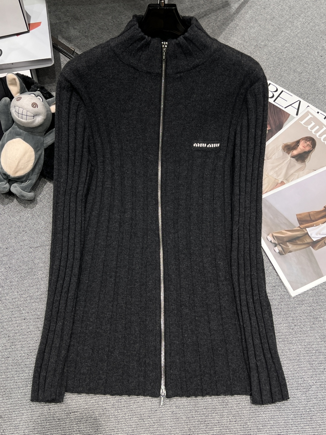 NO:649009,——MIUMI*——2025 autumn and winter wool chain top, classic line design, simple and exquisite, the elements are super slim, the fabric is soft and comfortable SML,,miumiu,alexander wang19860909——MIUMI*——2025秋冬羊毛链条上衣,经典线条设计,简洁精致,元素超级繆系,面料柔软舒适SML,,miumiu,alexander wang,Women's clothing