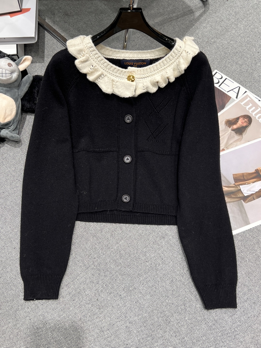 NO:649004,——LV—— 2025 autumn and winter new sweater, made of soft fabrics, white lace neckline adds a retro sweetness, and the chest is full of geometric embroidery details, SML,, louis vuitton, alexander wang19860909——LV——2025秋冬新款针织衫,采用柔软面料,白色花边领口增添复古甜美感胸前几何刺绣细节满满,SML,,louis vuitton,alexander wang,Women's clothing