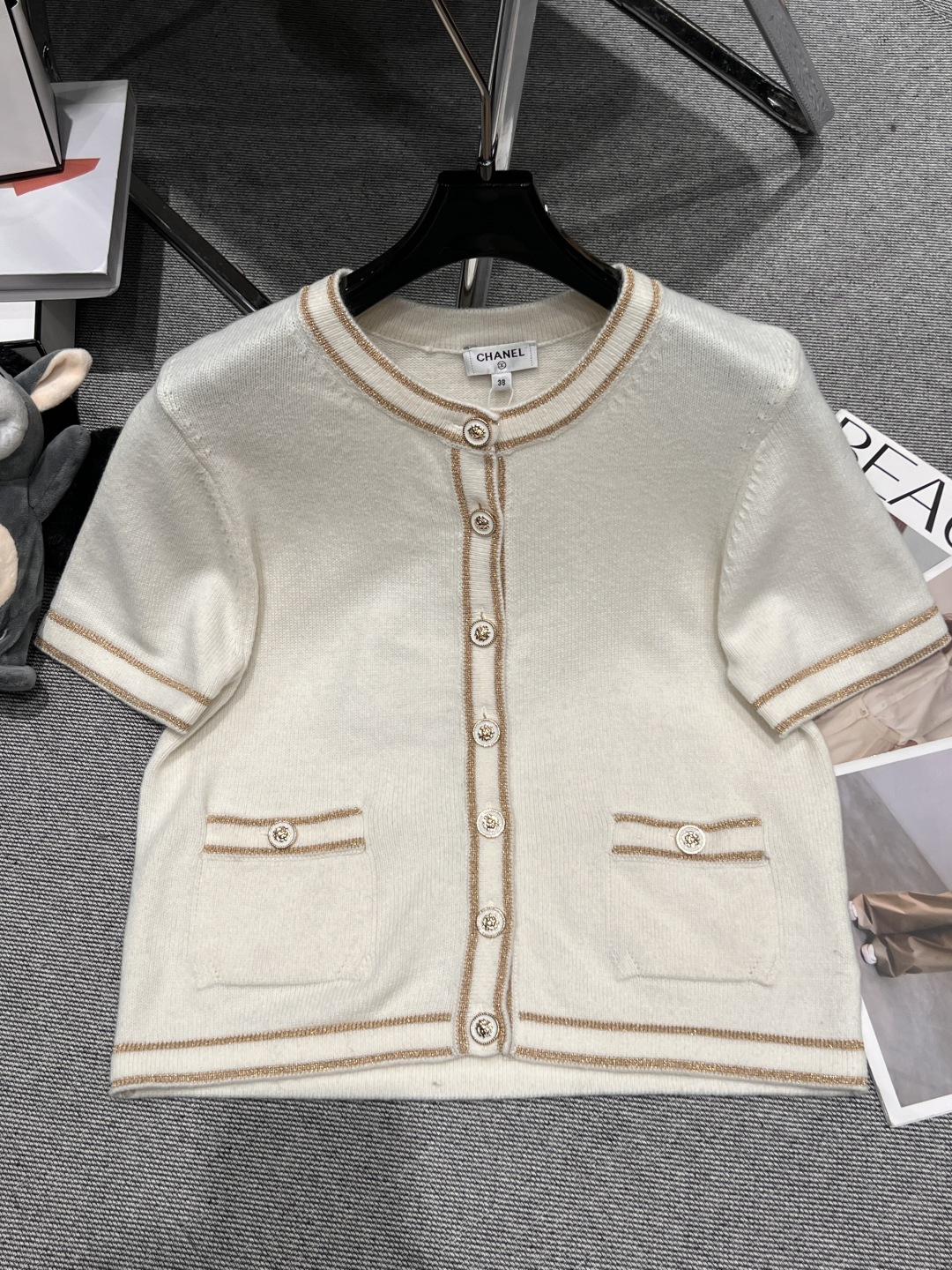 NO:649014,——CHANE*——2025 Autumn and Winter New Tops Haute Couture Series. The texture is soft and elastic. Golden yarn, fresh and natural, round neck + button opening, casual and elegant~ The knitting technology is fine and the quality is guaranteed. It can be easily controlled for daily commuting and leisure occasions, comfortable and stylish!  Monochrome SML,,chanel,alexander wang19860909——CHANE*——2025秋冬新上衣高定系列 质地柔软有弹性.金色纱线,清新自然,圆领+纽扣开合,休闲又优雅~针织工艺精细,品质有保障.日常通勤、休闲场合都能轻松驾驭,舒适又有设计感！单色SML,,chanel,alexander wang,Women's clothing