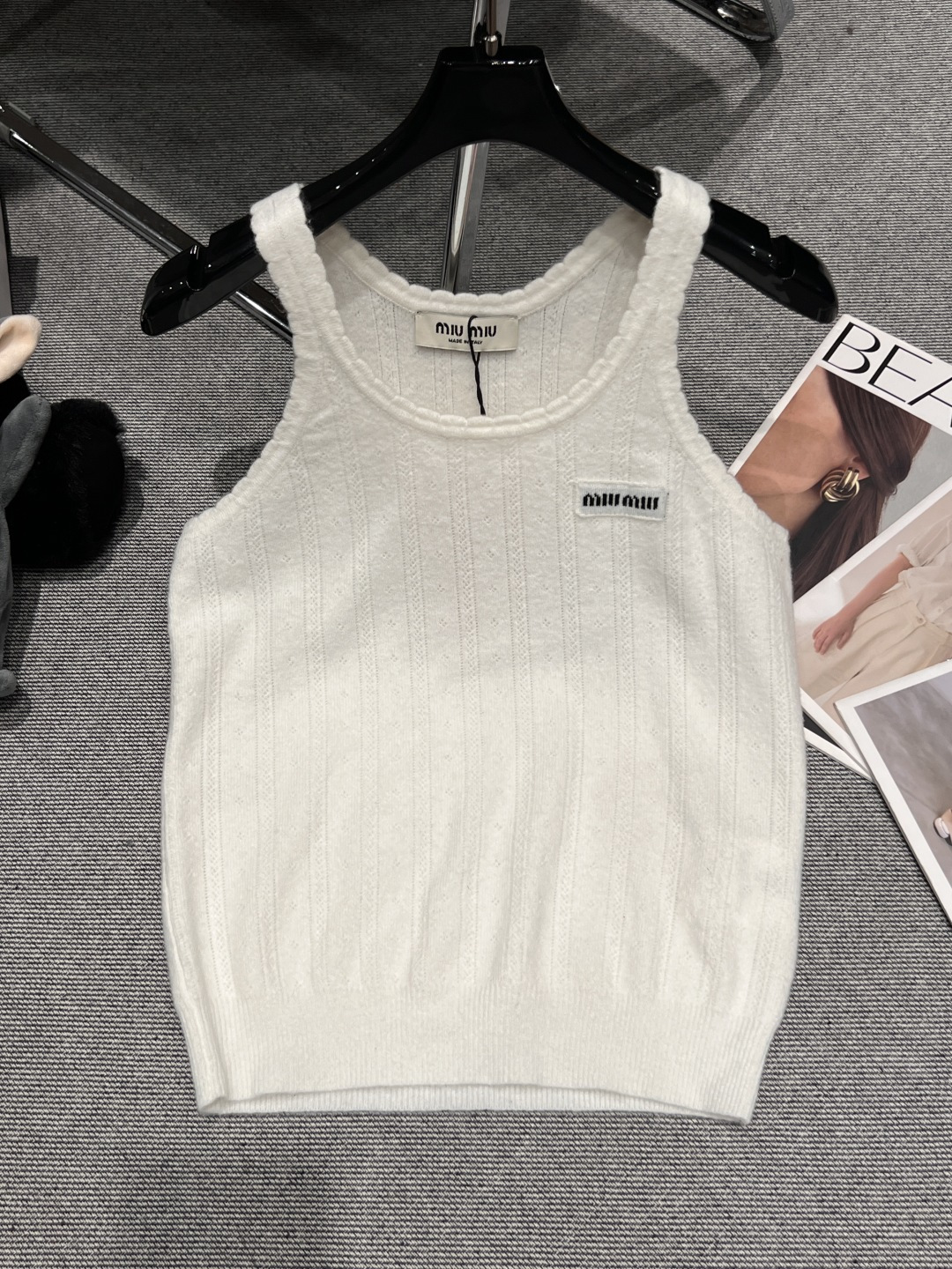 NO:649026,——MiuMi*——2025 autumn and winter knitted camisole, soft and skin-friendly vertical stripe design, super slimming, who wouldn’t be tempted after seeing it, it’s really huge and beautiful~SML,,miumiu,alexander wang19860909——MiuMi*——2025秋冬针织吊带背心,柔软亲肤竖条纹设计超显瘦,谁看了不心动呢,真的巨巨巨美～SML,,miumiu,alexander wang,Women's clothing