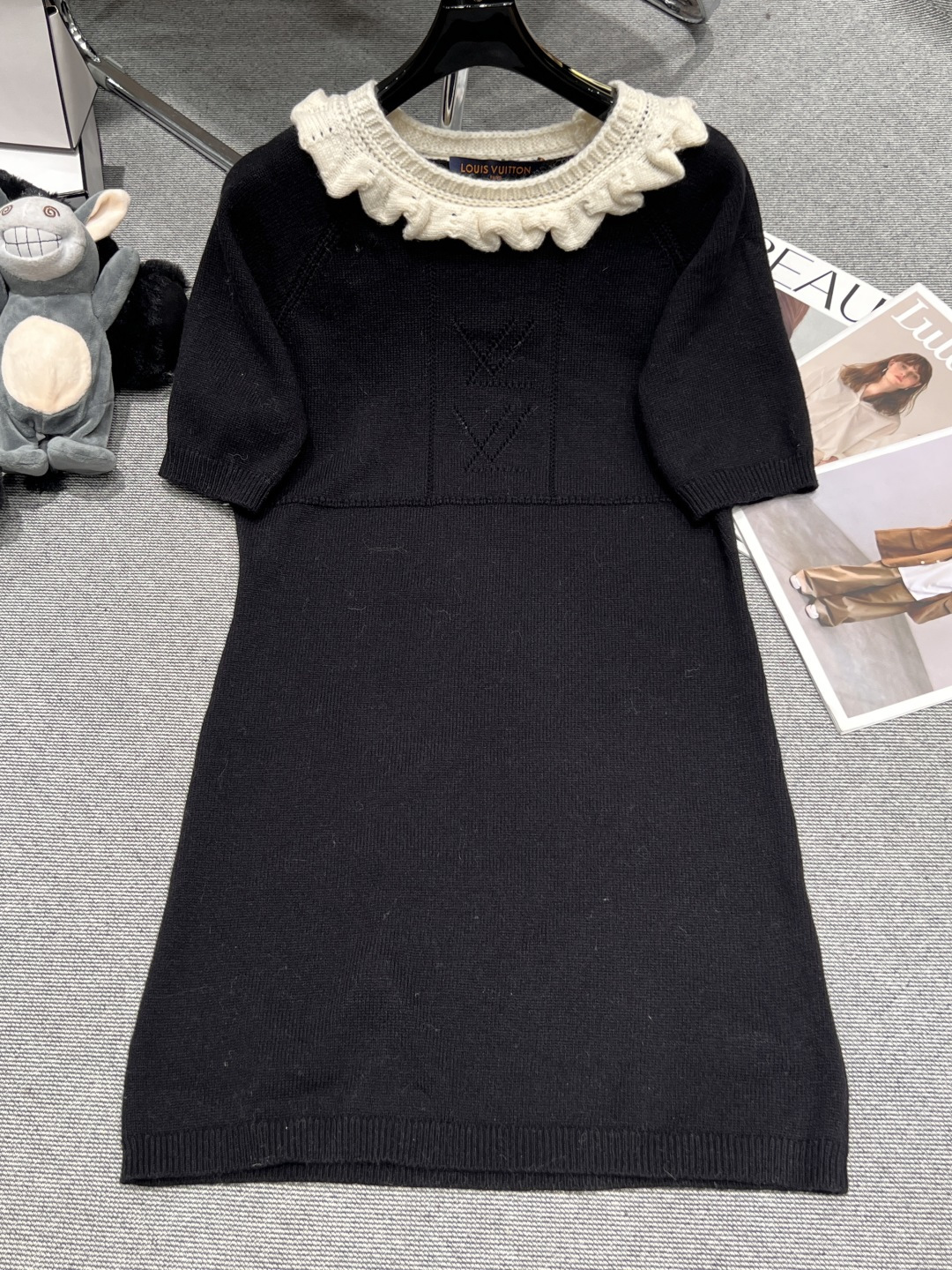 NO:649032,——LV—— 2025 autumn and winter new knitted dress, made of soft fabrics, close-fitting and comfortable, with a white lace neckline adding a retro sweetness, full geometric embroidery details on the chest, three-quarter sleeve design, moderate hem length, many bloggers are wearing this single product SML, Louis Vuitton, Skirts, Alexander Wang19860909——LV——2025秋冬新款针织连衣裙,采用柔软面料,贴身舒适,白色花边领口增添复古甜美感胸前几何刺绣细节满满,七分袖设计,裙摆长度适中,超多博主都在穿得一个单品SML,,louis vuitton,skirts,alexander wang,Women's clothing