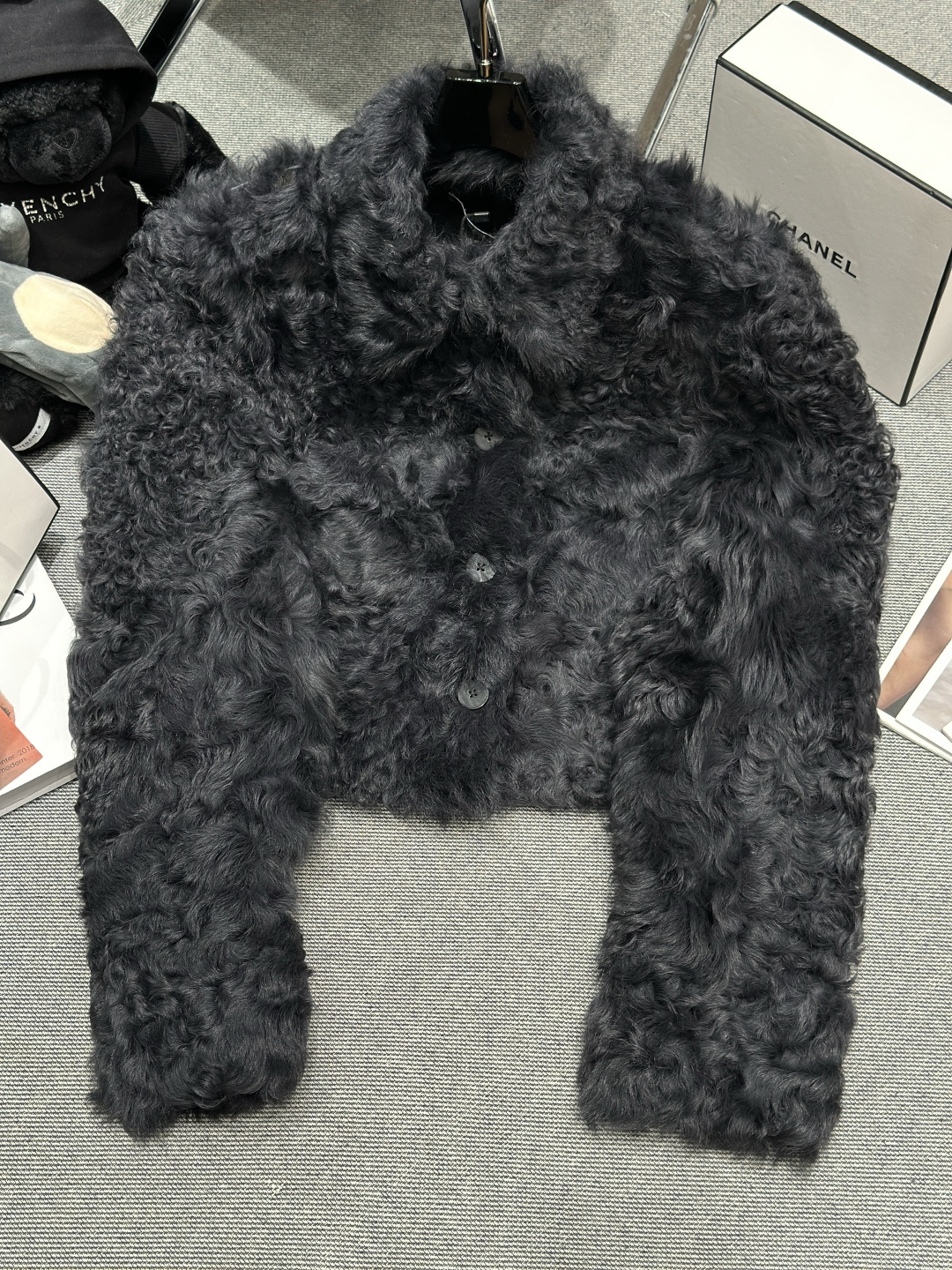 NO:638126,——BALMAI*——2025 new autumn and winter small lake sheep fur all-in-one short coat, small square collar button design, thick and soft fur!  The warmth is great!  Exquisite and fashionable. The upper body is so beautiful. I love it. SMLXL, Balmain-clothing, balmain, balmain, jackets & coats, sheepskin, alexander wang19860909——BALMAI*——2025秋冬新款小湖羊皮毛一体短款外套,小方领纽扣设计,皮毛浓密柔软！保暖性超棒！精致时髦.上身巨好看,爱了爱了SMLXL,巴尔曼-服装,balmain,balmain,jackets & coats,sheepskin,alexander wang,Women's clothing