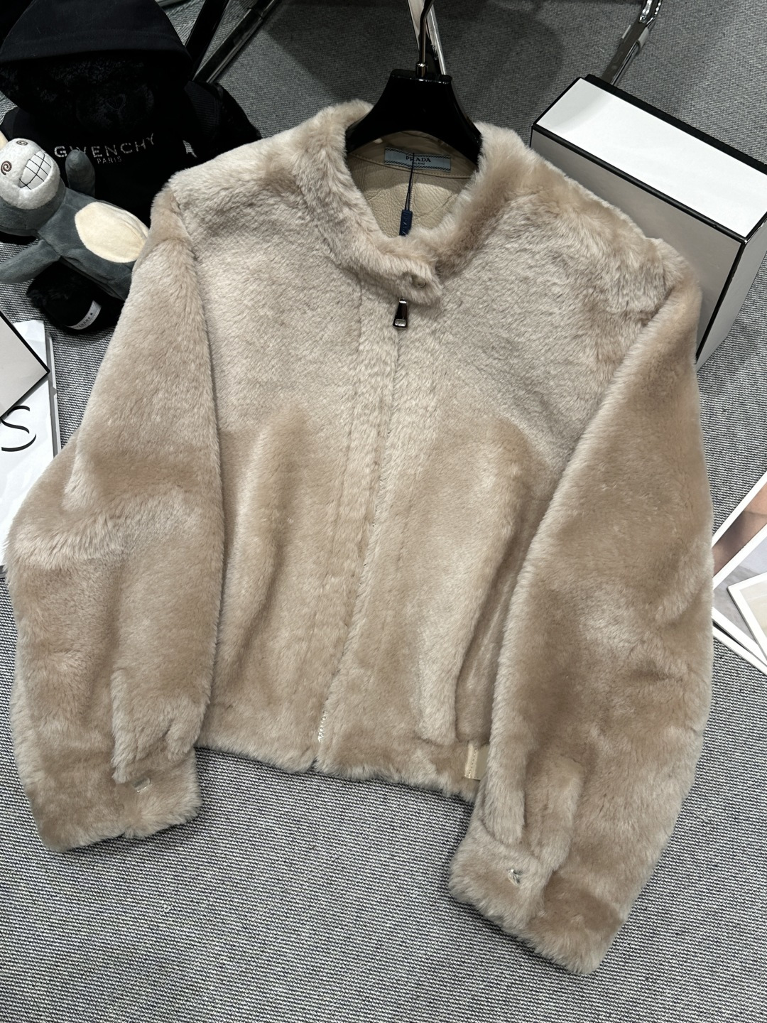 NO:638141,——PRAD*——The new 2025 autumn and winter merino fur all-in-one jacket is made of merino sheepskin imported from Australia. It has a round neck zipper design. It is super cool and refuses to be bloated!  The upper body is super good-looking,SMLXL,Prada-clothing,prada,prada,jackets & coats,alexander wang19860909——PRAD*——2025秋冬新款美丽诺皮毛一体外套,采用澳洲进口美丽诺羊毛皮,圆领拉链设计,超炫酷拒绝臃肿！上身超级好看,SMLXL,普拉达-服装,prada,prada,jackets & coats,alexander wang,Women's clothing