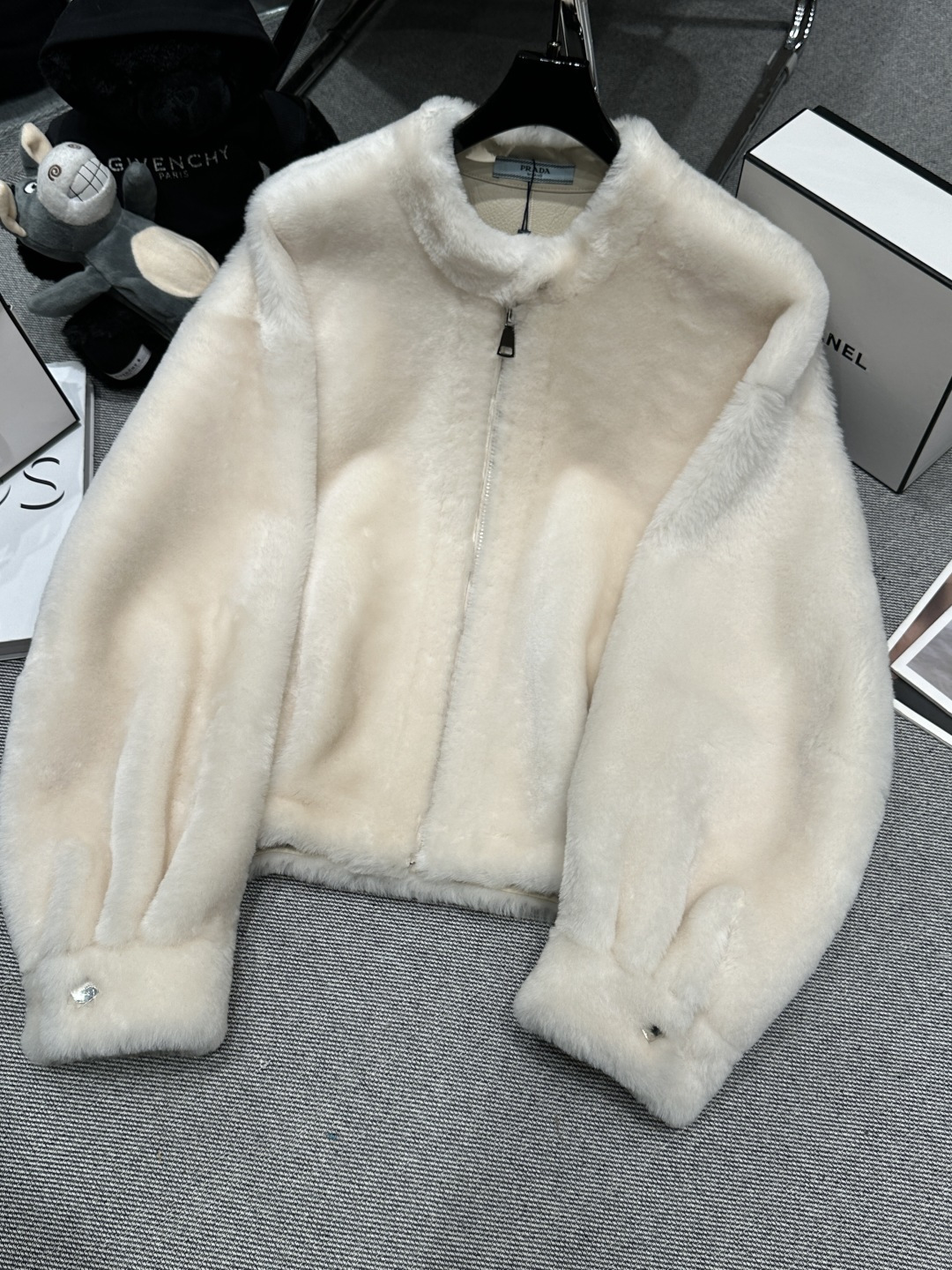 NO:650310,Equipped with dust bag - PRAD* - the new autumn and winter merino fur all-in-one jacket, made of merino sheepskin imported from Australia, with a round neck zipper design, super cool and not bloated!  The upper body is super nice,SMLXL,,prada,jackets & coats,alexander wang19860909配防尘袋 ——PRAD*——秋冬新款美丽诺皮毛一体外套,采用澳洲进口美丽诺羊毛皮,圆领拉链设计,超炫酷拒绝臃肿！上身超级好看,SMLXL,,prada,jackets & coats,alexander wang,Women's clothing