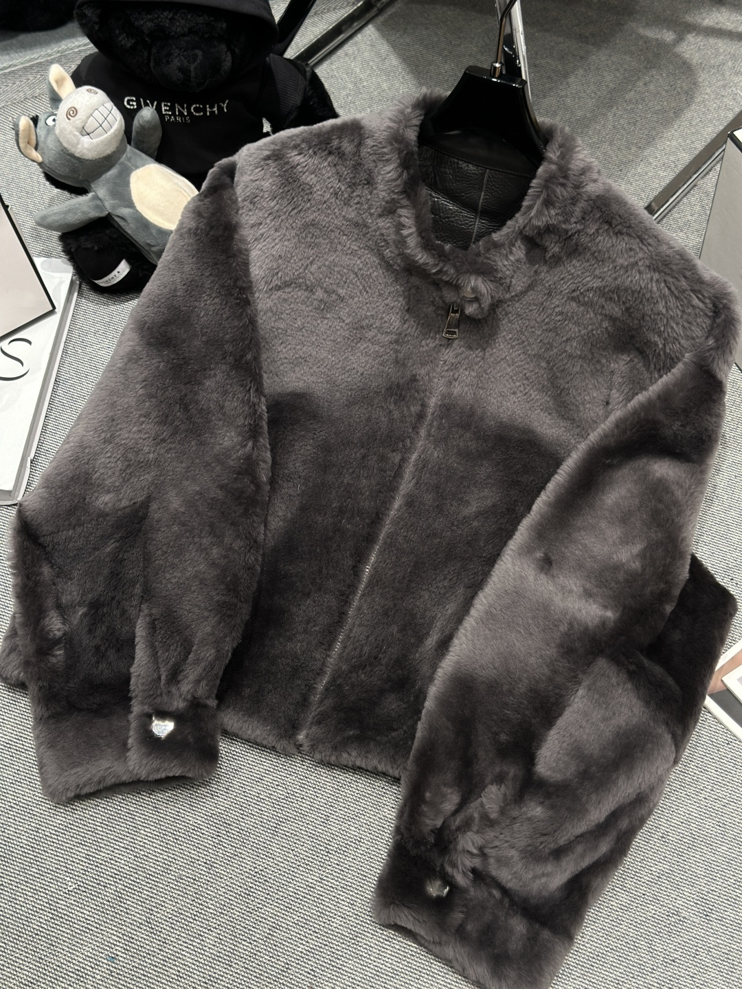 NO:638123,——PRAD*——The new 2025 autumn and winter merino fur all-in-one jacket is made of merino sheepskin imported from Australia. It has a round neck zipper design. It is super cool and refuses to be bloated!  The upper body is super good-looking,SMLXL,Prada-clothing,prada,prada,jackets & coats,alexander wang19860909——PRAD*——2025秋冬新款美丽诺皮毛一体外套,采用澳洲进口美丽诺羊毛皮,圆领拉链设计,超炫酷拒绝臃肿！上身超级好看,SMLXL,普拉达-服装,prada,prada,jackets & coats,alexander wang,Women's clothing
