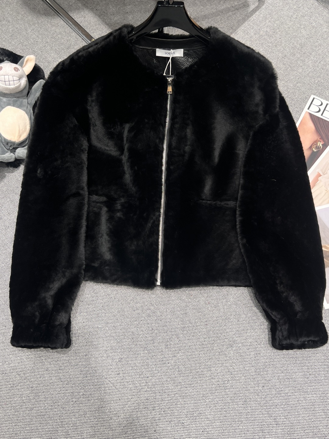 NO:638134,——LOEW*——2025 autumn and winter new fur one-piece jacket, made of merino sheep fur imported from Australia, zipper design for easy wearing, elastic cuffs and hem, soft and warm, super soft and beautiful upper body, size S—XL, Loewe-clothing, loewe, loewe, jackets & coats, sheepskin, alexander wang19860909——LOEW*——2025秋冬新款皮毛一体外套,采用澳洲进口美丽奴羊皮毛,拉链设计方便穿搭,袖口和下摆弹性收口,柔软保暖,上身超温柔巨好看,码数S—XL,罗意威-服装,loewe,loewe,jackets & coats,sheepskin,alexander wang,Women's clothing