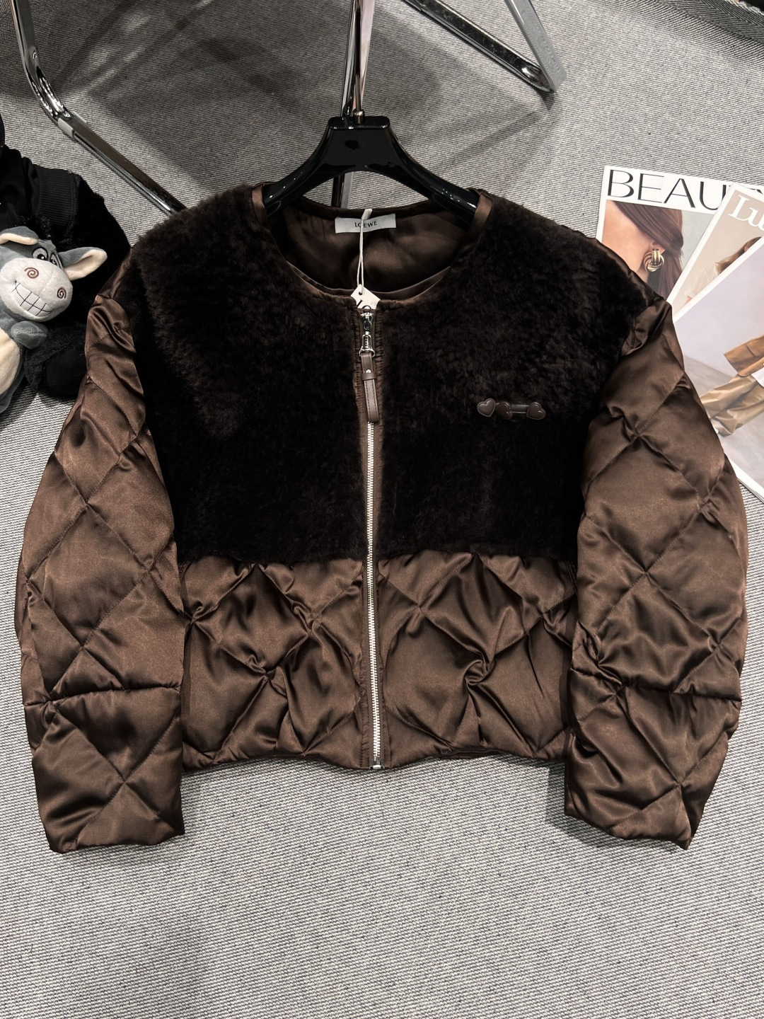 NO:638136,——LOEW*——2025 autumn and winter new fur integrated goose down jacket, round neck zipper design using French imported Lagon sheep fur, mulberry silk blended satin material, low-key luxury perspective effect. 90 white goose down, size S-XL, Loewe-clothing, loewe, loewe, sheepskin, alexander wang19860909——LOEW*——2025秋冬新款皮毛一体鹅绒服,圆领拉链设计采用法国进口拉贡羊皮毛,桑蚕丝混纺缎面材质,低调奢华的视角效果.90白鹅绒,码数S-XL,罗意威-服装,loewe,loewe,sheepskin,alexander wang,Women's clothing