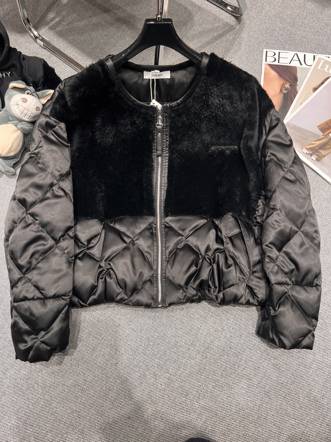 NO:638138,——LOEW*——2025 autumn and winter new fur integrated goose down jacket, round neck zipper design using French imported Lagon sheep fur, mulberry silk blended satin material, low-key luxury perspective effect. 90 white goose down, size S-XL, Loewe-clothing, loewe, loewe, sheepskin, alexander wang19860909——LOEW*——2025秋冬新款皮毛一体鹅绒服,圆领拉链设计采用法国进口拉贡羊皮毛,桑蚕丝混纺缎面材质,低调奢华的视角效果.90白鹅绒,码数S-XL,罗意威-服装,loewe,loewe,sheepskin,alexander wang,Women's clothing