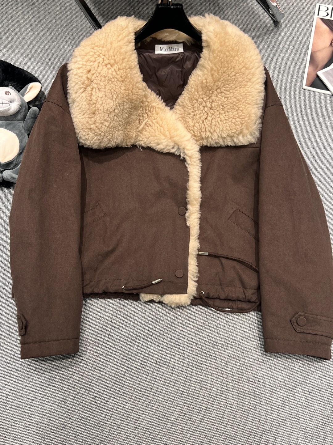 NO:638128,——MaxMar*——2025 new autumn and winter fur one-piece goose down jacket, with large lapel design, the collar is made of lamb overall style, simple and elegant, filled with 90 white goose down, size S-XL, MaxMara-clothing, alexander wang19860909——MaxMar*——2025秋冬新款皮毛一体鹅绒服,采用大翻领设计,领子采用羊羔整体版型简约大气,填充90白鹅绒,码数S-XL,麦丝玛拉-服装,alexander wang,Women's clothing