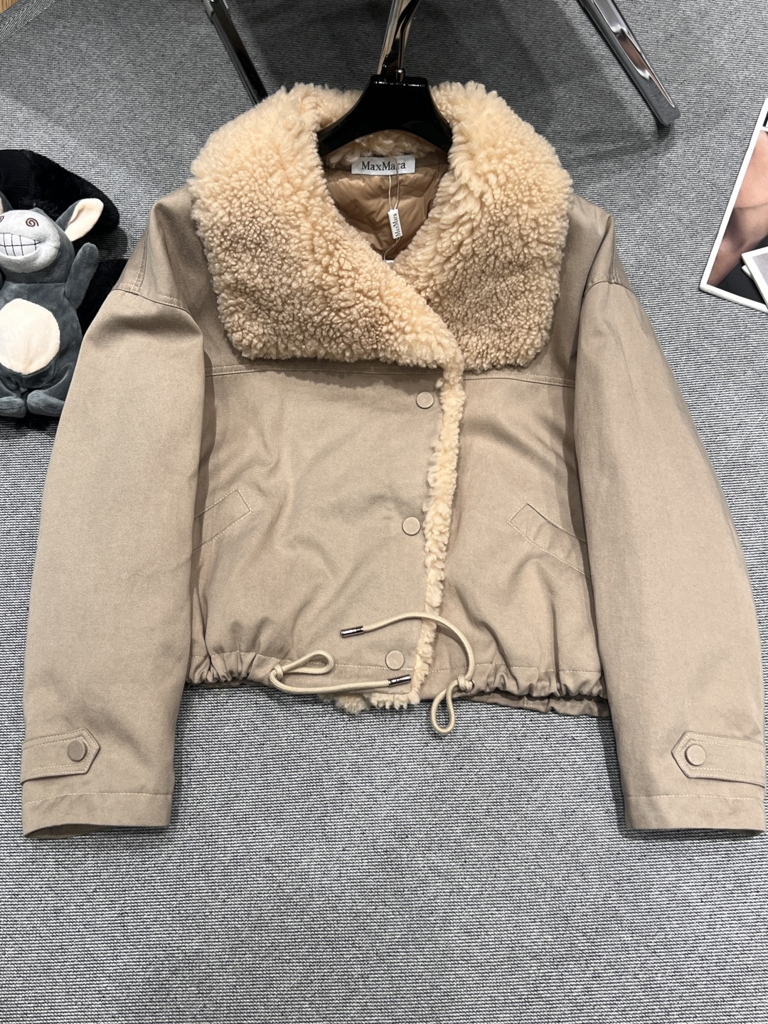 NO:638130,——MaxMar*——2025 new autumn and winter fur one-piece goose down jacket, with large lapel design, the collar is made of lamb overall style, simple and elegant, filled with 90 white goose down, size S-XL, MaxMara-clothing, alexander wang19860909——MaxMar*——2025秋冬新款皮毛一体鹅绒服,采用大翻领设计,领子采用羊羔整体版型简约大气,填充90白鹅绒,码数S-XL,麦丝玛拉-服装,alexander wang,Women's clothing