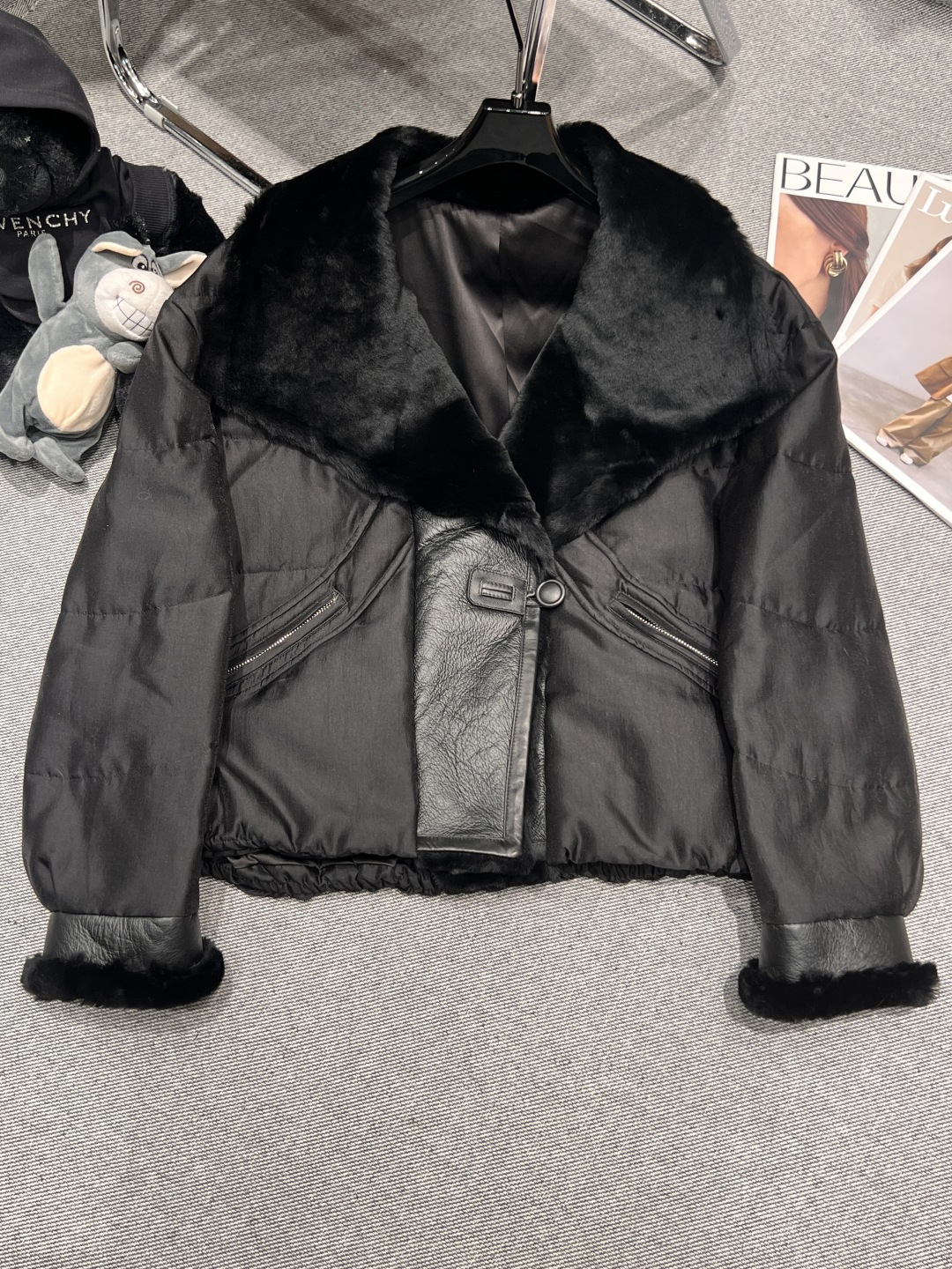 NO:638132,——MaxMar*——2025 new autumn and winter fur one-piece goose down jacket, with large lapel design, sleeves and collar using lamb overall style, simple and elegant, filled with 90 white goose down, size S-XL, MaxMara-clothing, alexander wang19860909——MaxMar*——2025秋冬新款皮毛一体鹅绒服,采用大翻领设计,袖子和领子采用羊羔整体版型简约大气,填充90白鹅绒,码数S-XL,麦丝玛拉-服装,alexander wang,Women's clothing