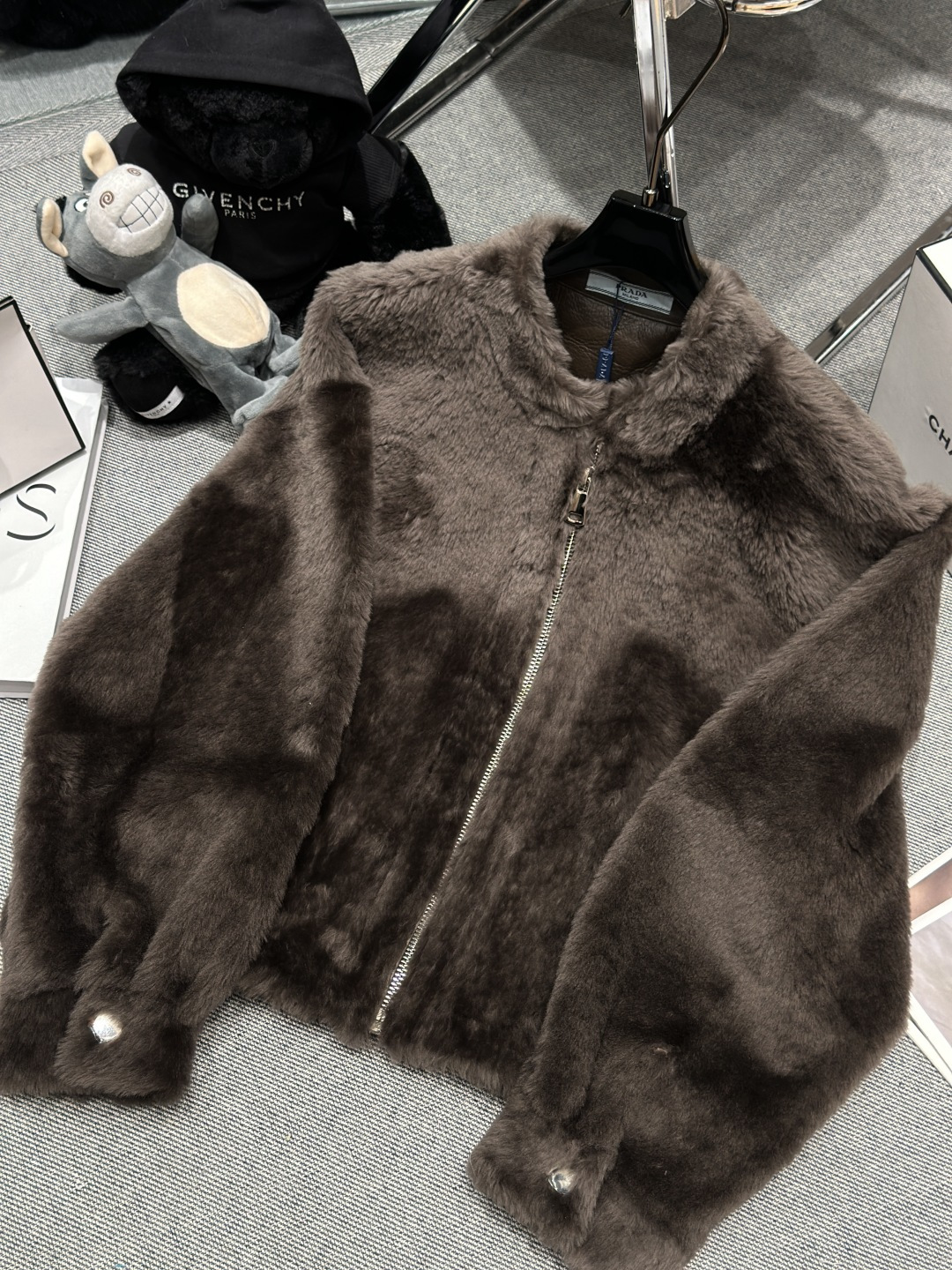 NO:638127,——PRAD*——The new 2025 autumn and winter merino fur all-in-one jacket is made of merino sheepskin imported from Australia. It has a round neck zipper design. It is super cool and refuses to be bloated!  The upper body is super good-looking,SMLXL,Prada-clothing,prada,prada,jackets & coats,alexander wang19860909——PRAD*——2025秋冬新款美丽诺皮毛一体外套,采用澳洲进口美丽诺羊毛皮,圆领拉链设计,超炫酷拒绝臃肿！上身超级好看,SMLXL,普拉达-服装,prada,prada,jackets & coats,alexander wang,Women's clothing