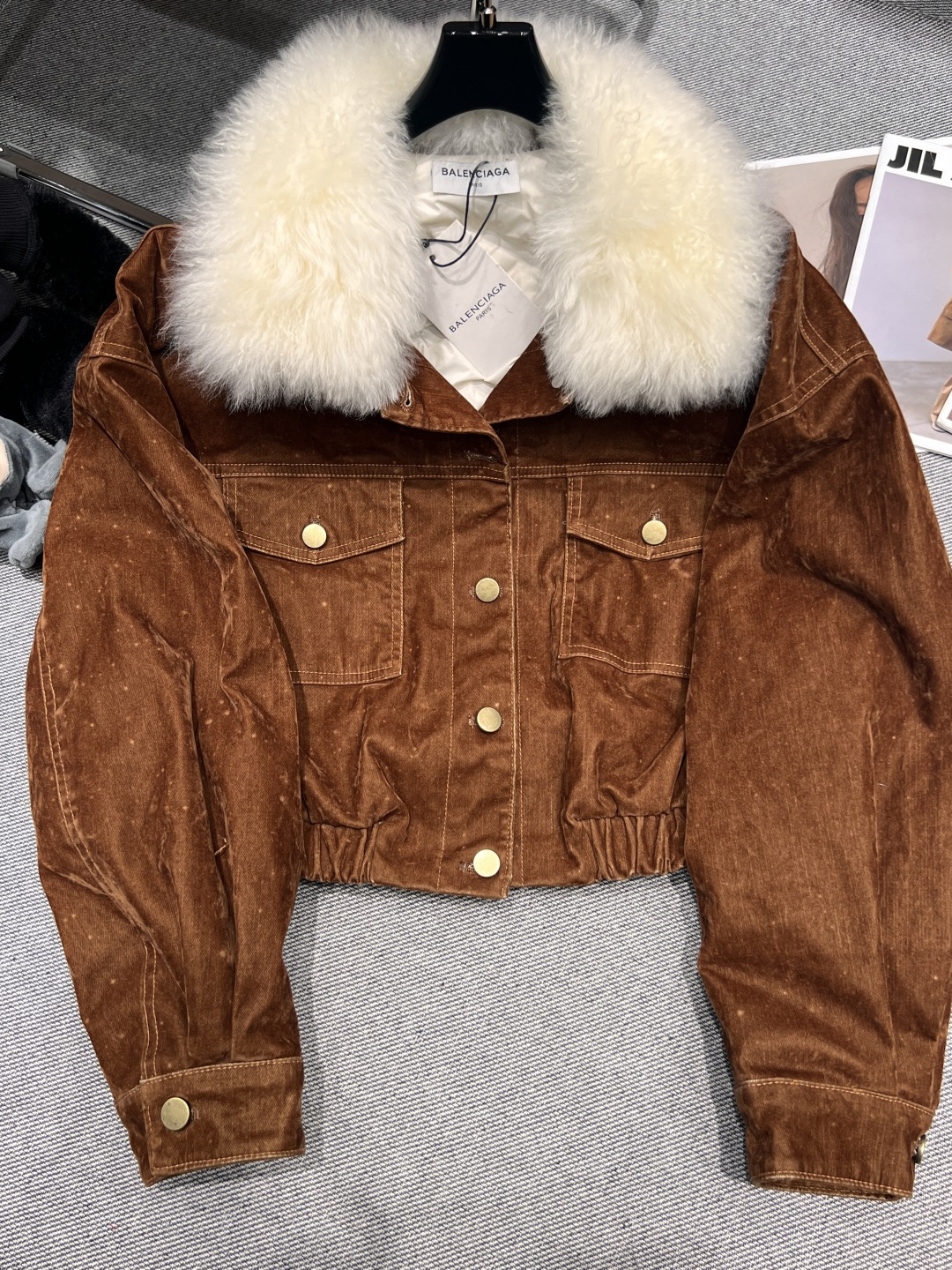 NO:638125,——BALANCAG*——2025 autumn and winter new cashmere collar goose down jacket, the collar is made of imported goat cashmere, and it feels super soft!  The version of the bomber jacket, metal snap zipper design, retro American motorcycle flying full, the liner is filled with 90 white goose down, the upper body is super beautiful SMLXL, Balenciaga-clothing, balenciaga, jackets & coats, alexander wang19860909——BALANCAG*——2025秋冬新款山羊绒领鹅绒服,领口采用进口山羊毛绒,手感超柔软！飞行员夹克的版型,金属按扣拉链设计,复古美式机车飞满满,内胆填充90白鹅绒,上身超级好看SMLXL,巴黎世家-服装,balenciaga,jackets & coats,alexander wang,Women's clothing