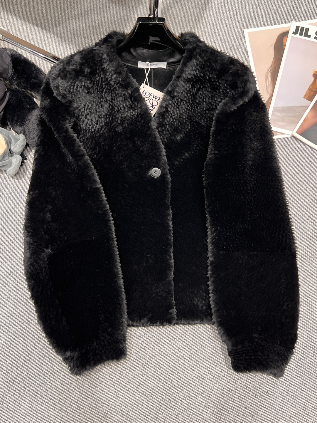 NO:638121,——LOEW*——2025 autumn and winter new fur one-piece jacket, made of French imported Lagon fur one-piece material, short design, round neck horn buckle, simple and elegant, SMLXL, Loewe-clothing, loewe, loewe, jackets & coats, alexander wang19860909——LOEW*——2025秋冬新款皮毛一体外套,采用法国进口拉贡皮毛一体材质,短款设计圆领牛角扣,简约又显气质,SMLXL,罗意威-服装,loewe,loewe,jackets & coats,alexander wang,Women's clothing