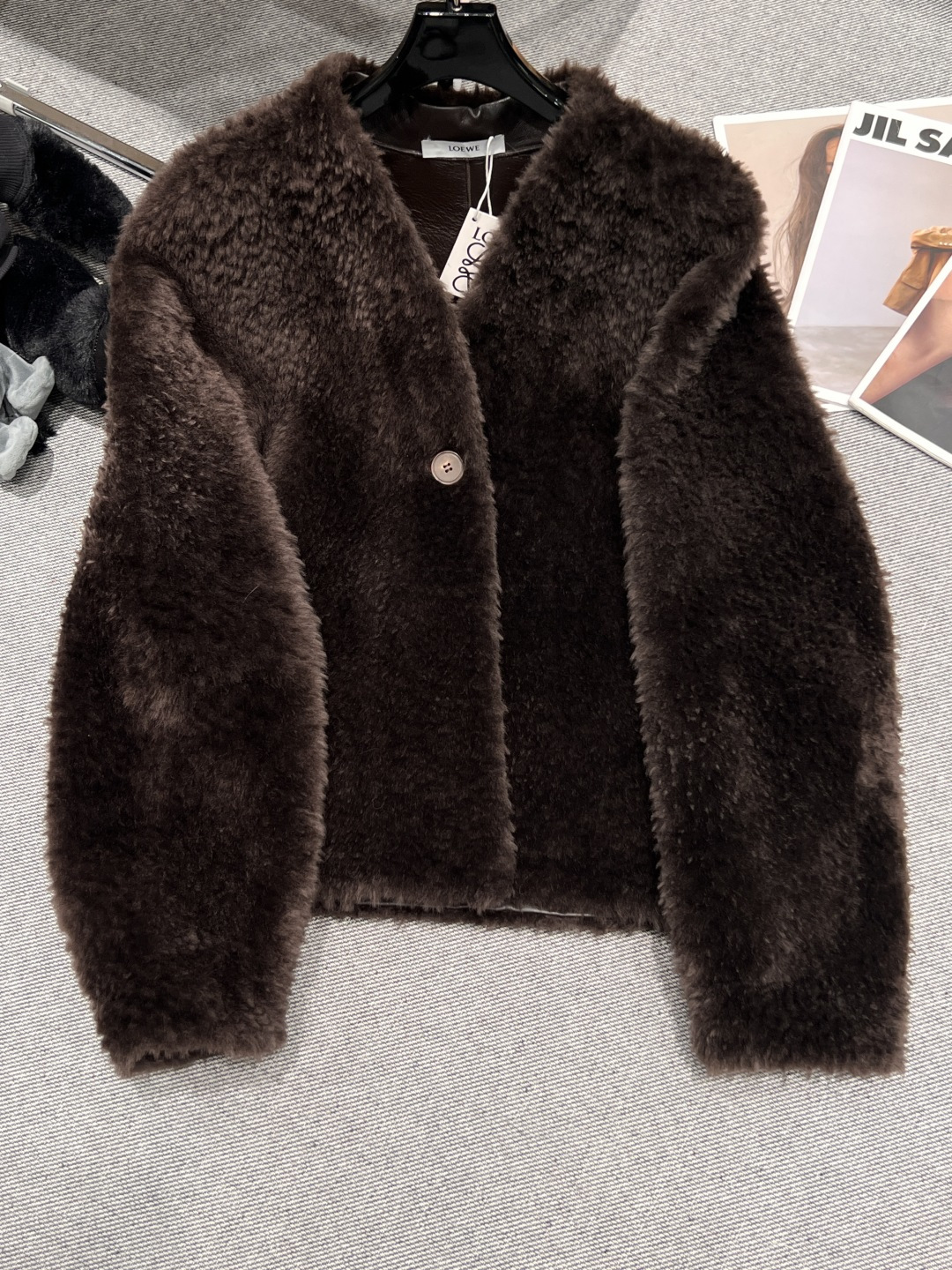 NO:638122,——LOEW*——2025 autumn and winter new fur one-piece jacket, made of French imported Lagon fur one-piece material, short design, round neck horn buckle, simple and elegant, SMLXL, Loewe-clothing, loewe, loewe, jackets & coats, alexander wang19860909——LOEW*——2025秋冬新款皮毛一体外套,采用法国进口拉贡皮毛一体材质,短款设计圆领牛角扣,简约又显气质,SMLXL,罗意威-服装,loewe,loewe,jackets & coats,alexander wang,Women's clothing