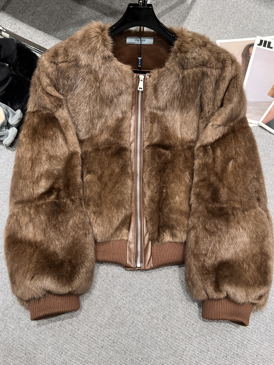 NO:638109,——Prad*——The new 2025 autumn and winter mink hair short jacket is made of high-quality mink imported from North America. It has dense velvet, strong luster, soft and delicate feel, comfortable and high-end to wear, size S-XL, Prada-clothing, prada, prada, jackets & coats, alexander wang19860909——Prad*——2025秋冬新款水貂毛短外套,采用北美进口优质水貂,绒毛密实,光泽感强,手感柔软细腻,穿着舒适又高级,码数S-XL,普拉达-服装,prada,prada,jackets & coats,alexander wang,Women's clothing