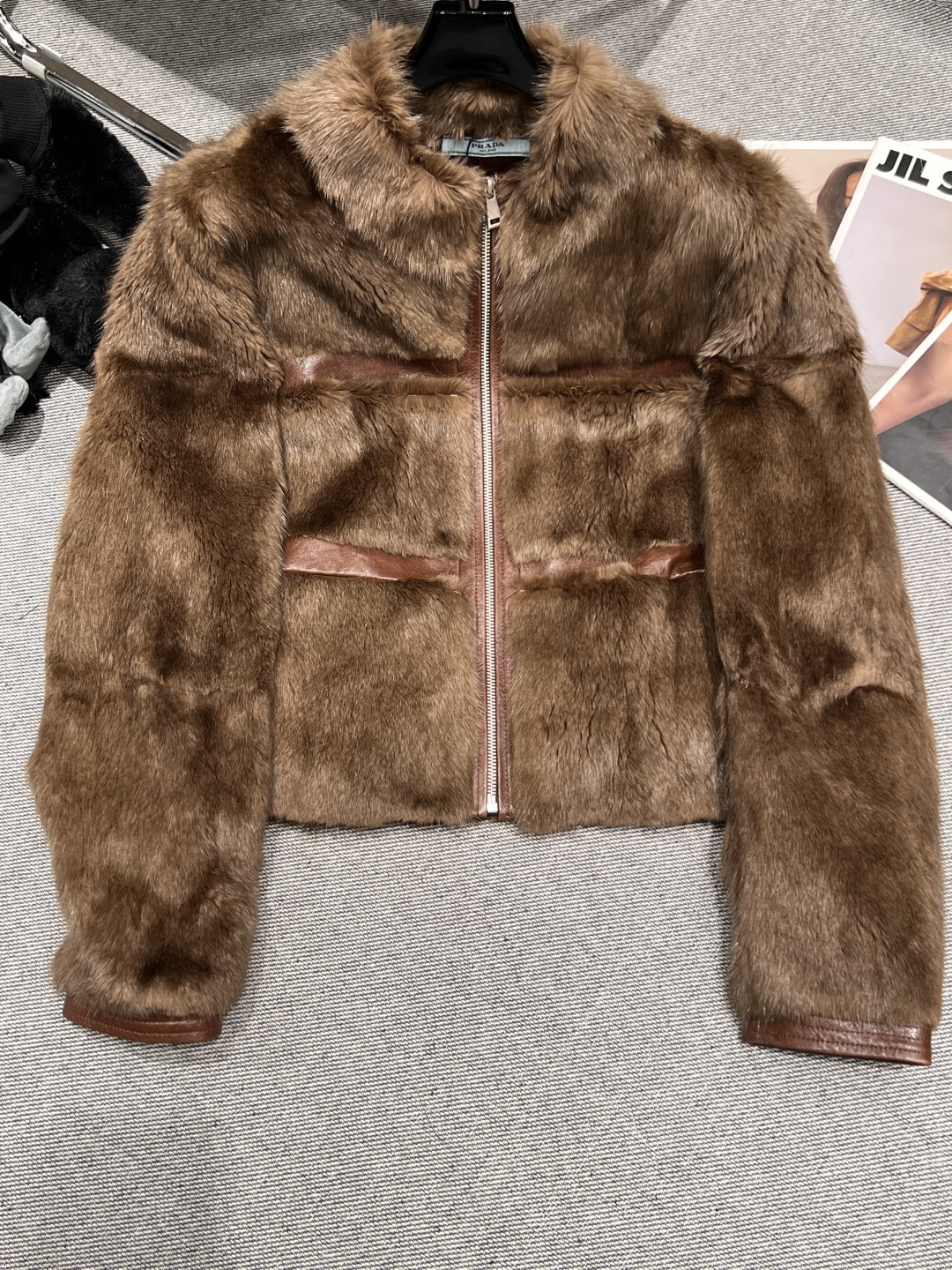 NO:638111,——Prad*——The new 2025 autumn and winter mink hair short jacket is made of high-quality mink imported from North America. It has dense velvet, strong luster, soft and delicate feel, comfortable and high-end to wear, size S-XL, Prada-clothing, prada, prada, jackets & coats, alexander wang19860909——Prad*——2025秋冬新款水貂毛短外套,采用北美进口优质水貂,绒毛密实,光泽感强,手感柔软细腻,穿着舒适又高级,码数S-XL,普拉达-服装,prada,prada,jackets & coats,alexander wang,Women's clothing