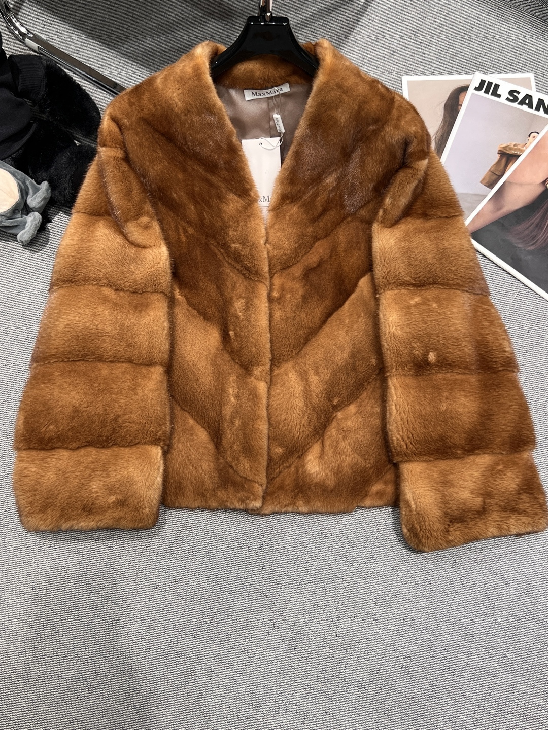 NO:638119,——MAXMAR*——The new sable jacket for autumn and winter 2025 is made of gold sable imported from Russia, with horizontal stitching technology. The hair is smooth and shiny, retro and fashionable. The small V-neck design modifies the neck line. It is a super hot color this year. It has the best hair flow. The real thing is more beautiful. Whoever wears it will look better. It does not look fat. SMLXL, MaxMAR-clothing, jackets & coats, gold, alexander wang19860909——MAXMAR*——2025秋冬新款紫貂外套,采用俄罗斯进口黄金貂,横拼工艺,毛质幼滑有光泽,复古又时尚,小V领设计修饰颈部线条,今年超级爆火的颜色,跟毛流都绝绝子,实物更美,谁穿谁好看,不显胖SMLXL,麦丝玛拉-服装,jackets & coats,gold,alexander wang,Women's clothing