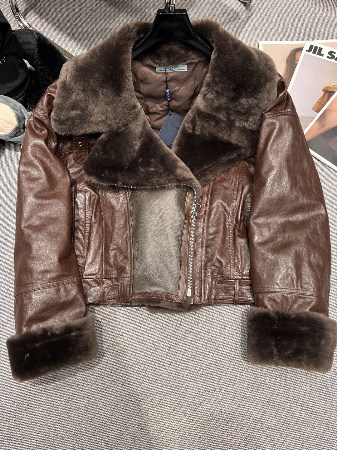 NO:638113,——Prad*——2025 autumn and winter new leather down with large lapel, lamb fur collar design, and plush cuffs with full sense of detail!  Exquisite style, fashionable upper body, sheepskin exterior, 90 white goose down filling, SMLXL, Prada-clothing, prada, prada, down jacket, sheepskin, alexander wang19860909——Prad*——2025秋冬新款大翻领皮羽绒,羊羔毛领设计,袖口毛绒细节感十足！版型精致,上身洋气时髦,外面采用绵羊皮,内胆填充90白鹅绒,SMLXL,普拉达-服装,prada,prada,down jacket,sheepskin,alexander wang,Women's clothing