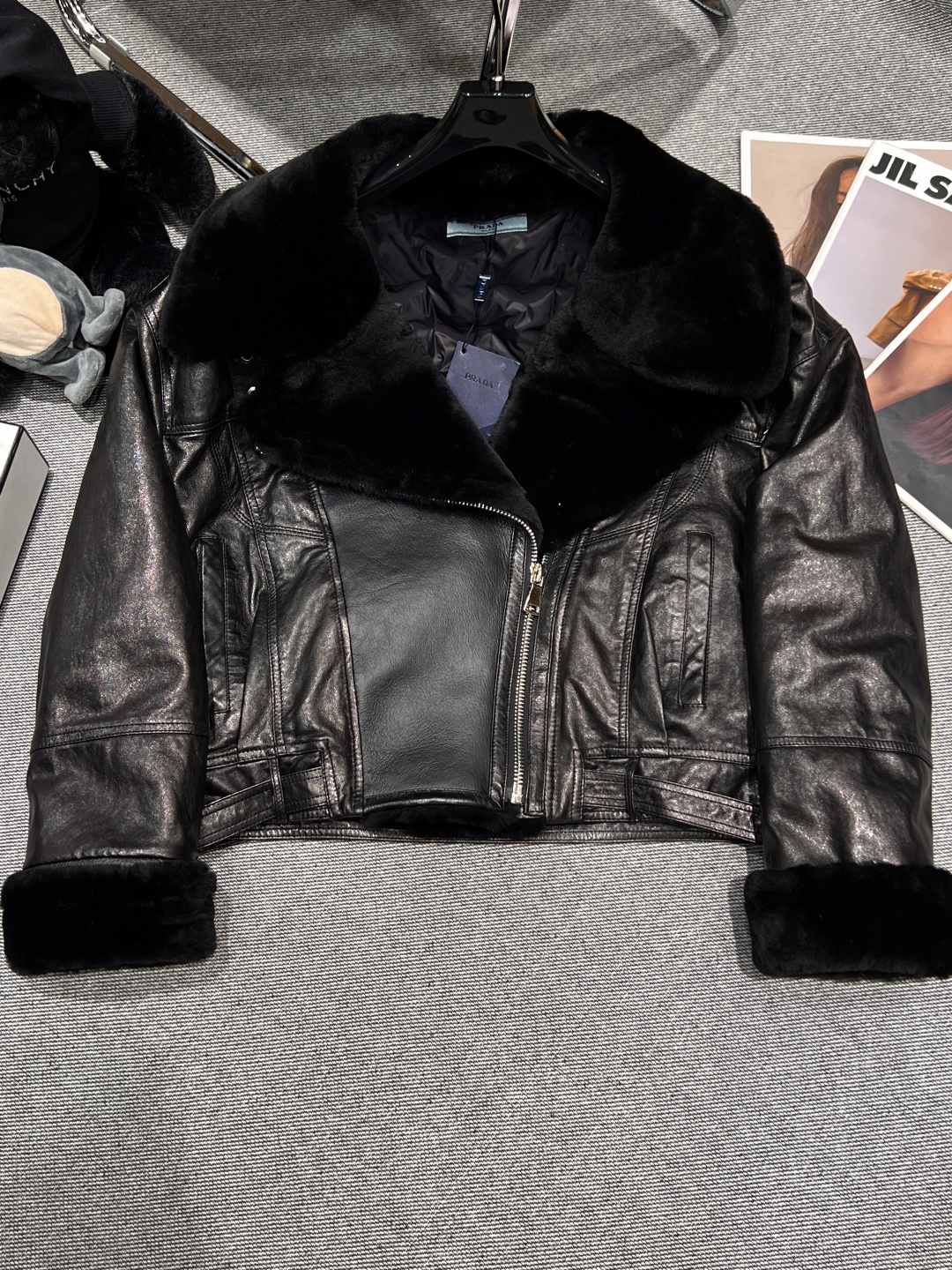 NO:638115,——Prad*——2025 autumn and winter new leather down with large lapel, lamb fur collar design, and plush cuffs with full sense of detail!  Exquisite style, fashionable upper body, sheepskin exterior, 90 white goose down filling, SMLXL, Prada-clothing, prada, prada, down jacket, sheepskin, alexander wang19860909——Prad*——2025秋冬新款大翻领皮羽绒,羊羔毛领设计,袖口毛绒细节感十足！版型精致,上身洋气时髦,外面采用绵羊皮,内胆填充90白鹅绒,SMLXL,普拉达-服装,prada,prada,down jacket,sheepskin,alexander wang,Women's clothing