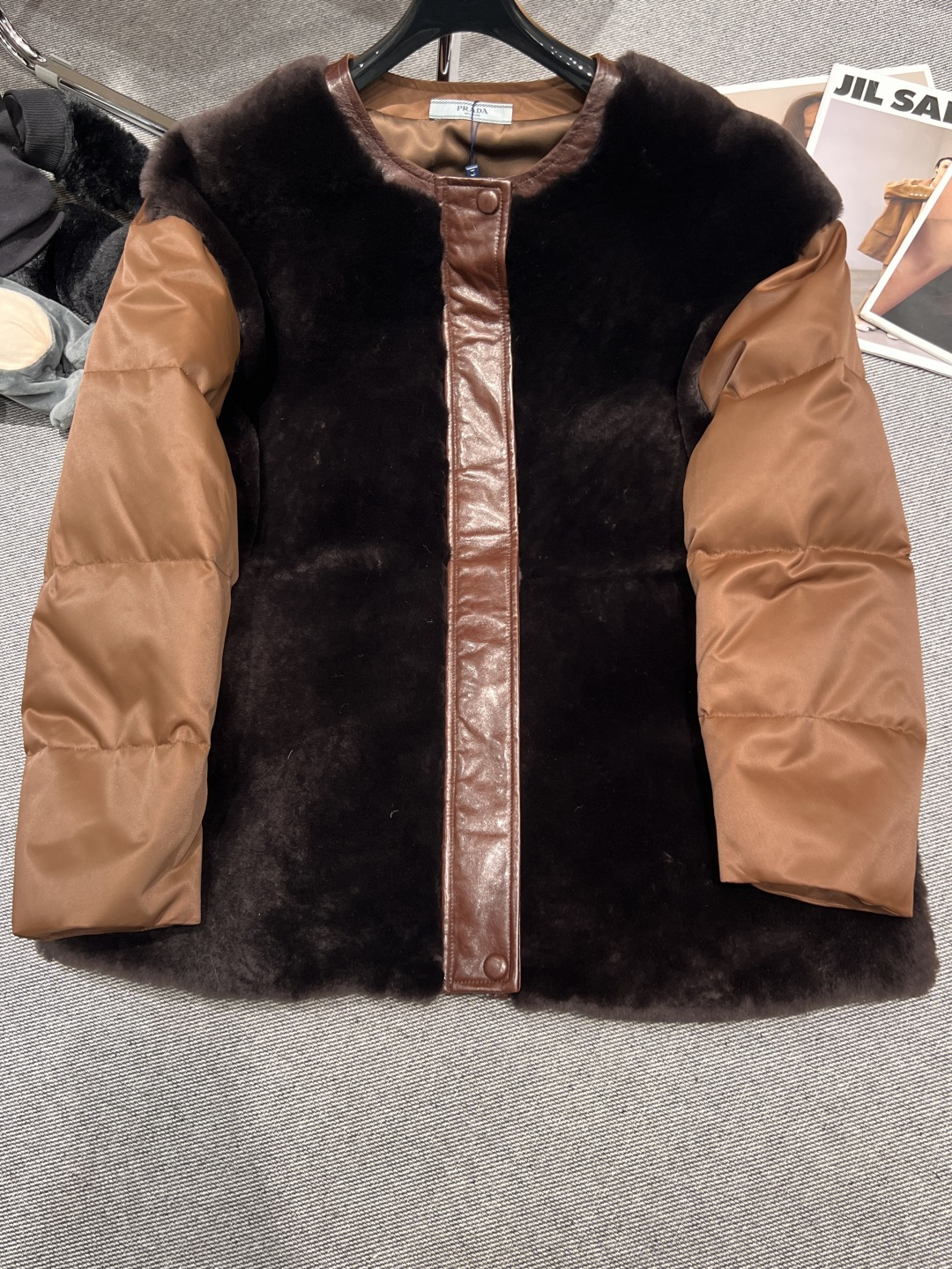 NO:638117,——Prad*——2025 new autumn and winter fur down, spliced ​​sheep craftsmanship, exquisite version, fashionable upper body, made of sheepskin on the outside, 90 white goose down filling in the liner, fixed-frame velvet non-running velvet SMLXL, Prada-clothing, prada, prada, down jacket, sheepskin, alexander wang19860909——Prad*——2025秋冬新款皮毛羽绒,拼接羊工艺,版型精致,上身洋气时髦,外面采用绵羊皮,内胆填充90白鹅绒,定格充绒不跑绒SMLXL,普拉达-服装,prada,prada,down jacket,sheepskin,alexander wang,Women's clothing