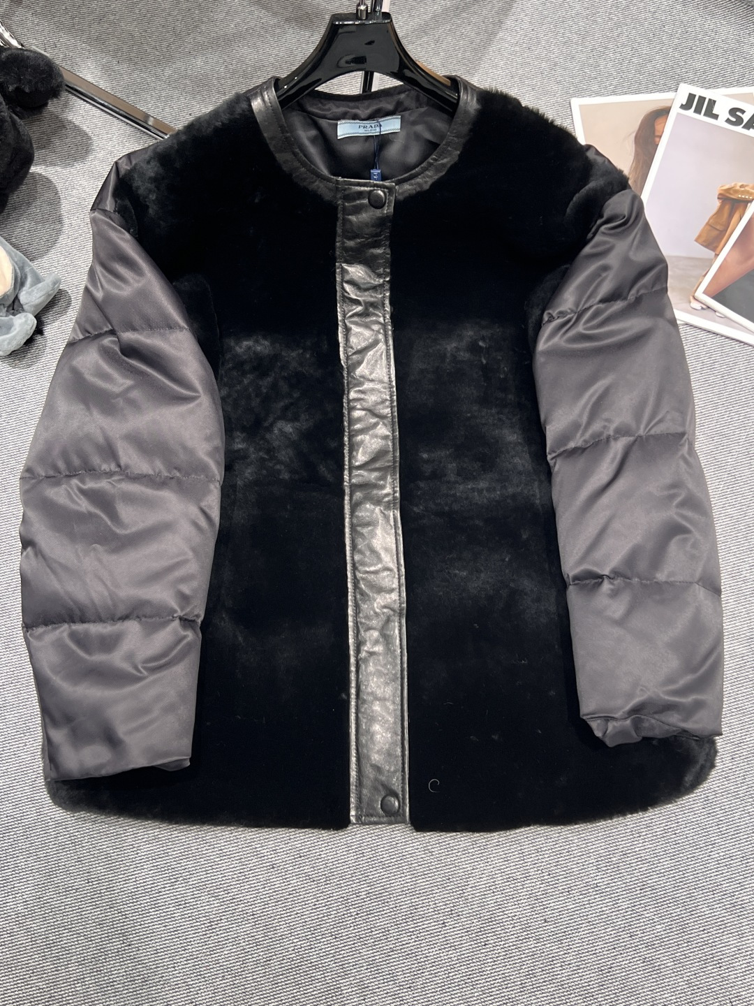 NO:638118,——Prad*——2025 new autumn and winter fur down, spliced ​​sheep craftsmanship, exquisite version, fashionable upper body, made of sheepskin on the outside, 90 white goose down filling in the liner, fixed-frame velvet non-running velvet SMLXL, Prada-clothing, prada, prada, down jacket, sheepskin, alexander wang19860909——Prad*——2025秋冬新款皮毛羽绒,拼接羊工艺,版型精致,上身洋气时髦,外面采用绵羊皮,内胆填充90白鹅绒,定格充绒不跑绒SMLXL,普拉达-服装,prada,prada,down jacket,sheepskin,alexander wang,Women's clothing