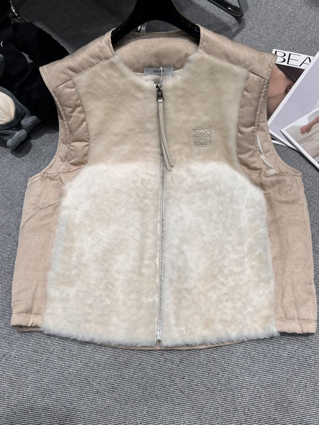 NO:652681,Comes with dust bag - LOEW* - new autumn and winter fur integrated goose down vest, round neck zipper design made of sheepskin imported from France, cotton and linen blended satin material, low-key luxury perspective effect. 90 white goose down, size S-XL,, loewe, sheepskin, alexander wang19860909配防尘袋 ——LOEW*——秋冬新款皮毛一体鹅绒马甲,圆领拉链设计采用法国进口羊皮毛,棉麻混纺缎面材质,低调奢华的视角效果.90白鹅绒,码数S-XL,,loewe,sheepskin,alexander wang,Women's clothing